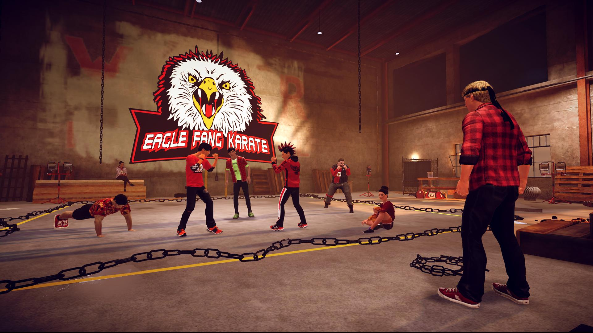 Karate-Schüler trainieren in einer Halle mit einem Adler-Logo an der Wand.