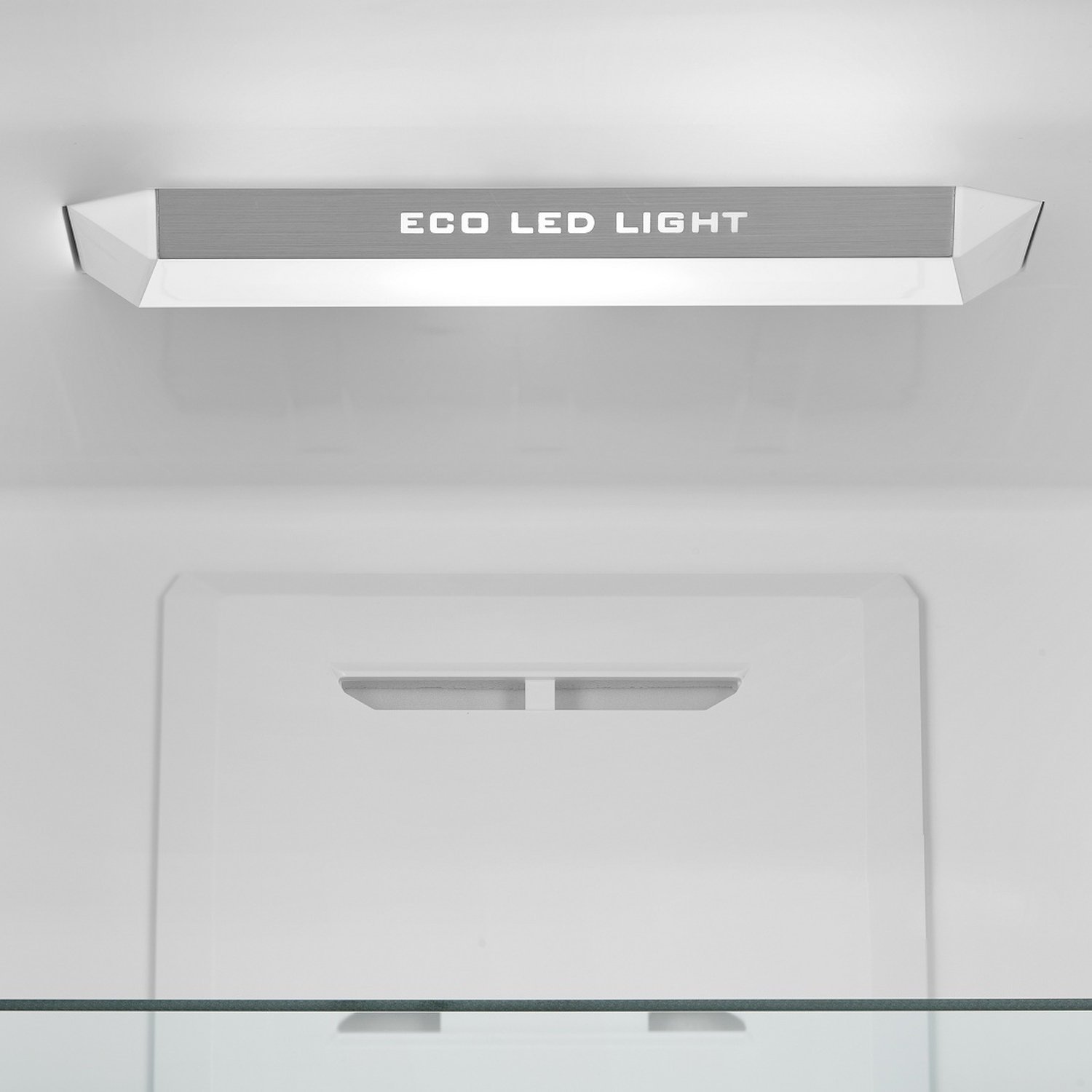 Una parete interna bianca con una striscia argentata ECO LED LIGHT in alto.