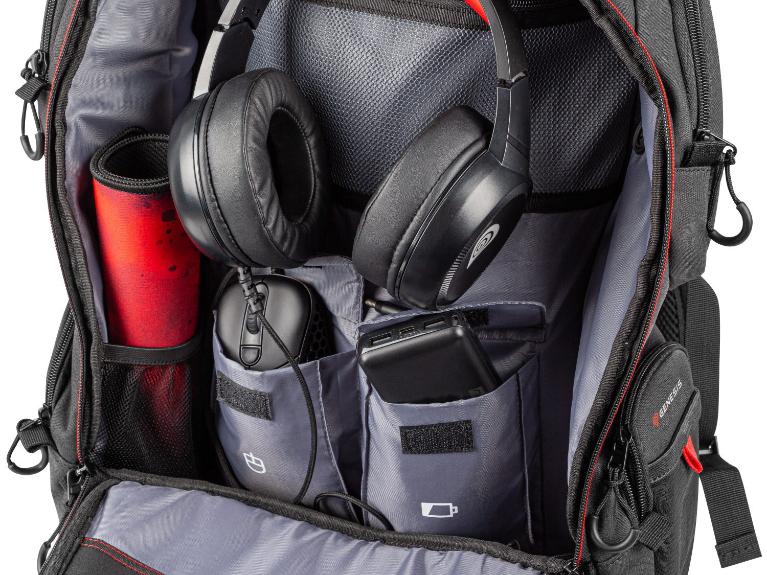 Wewnątrz czarnego plecaka: czarne słuchawki, mysz, power bank i czerwona podkładka.