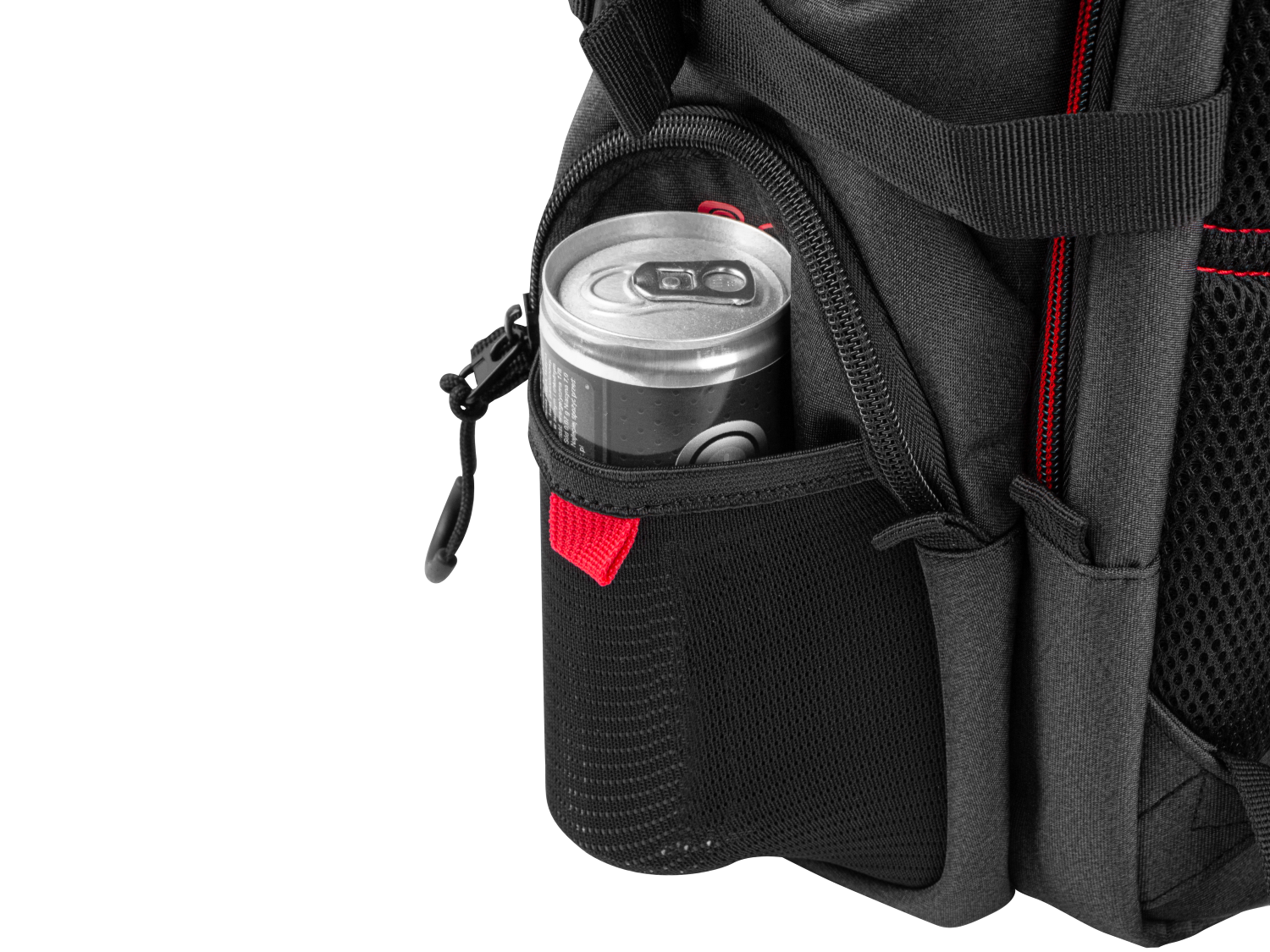 Srebrna puszka z napojem znajduje się w czarnej siatkowej kieszeni bocznej plecaka.
