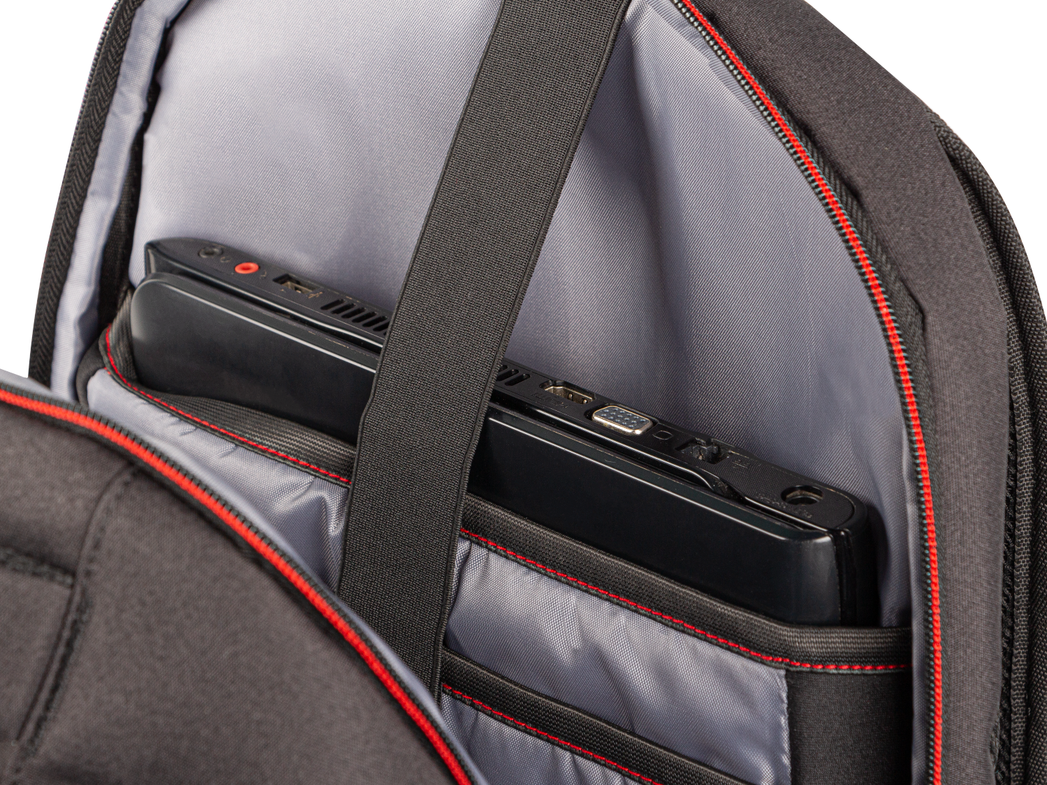 Czarny laptop przechowywany w szarej torbie z czerwonymi szwami.