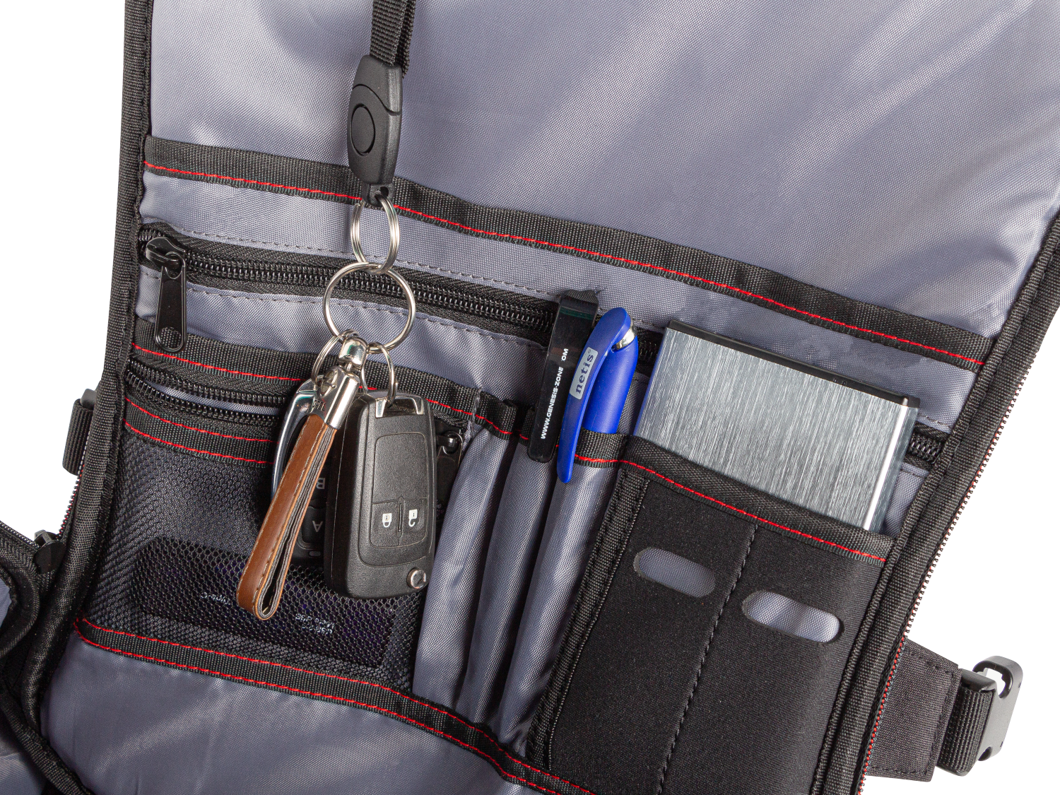 Organizer na klucze z kluczami samochodowymi, długopisem i dyskiem zewnętrznym.