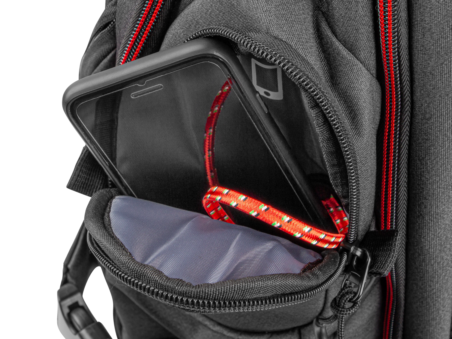 Czarny plecak z czerwonymi akcentami zamka. Telefon częściowo w kieszeni.