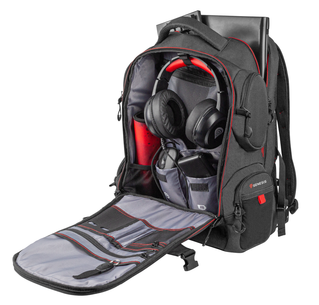 Otwarty czarny plecak z czerwonymi akcentami, wypełniony słuchawkami, myszą, telefonem i butelką.