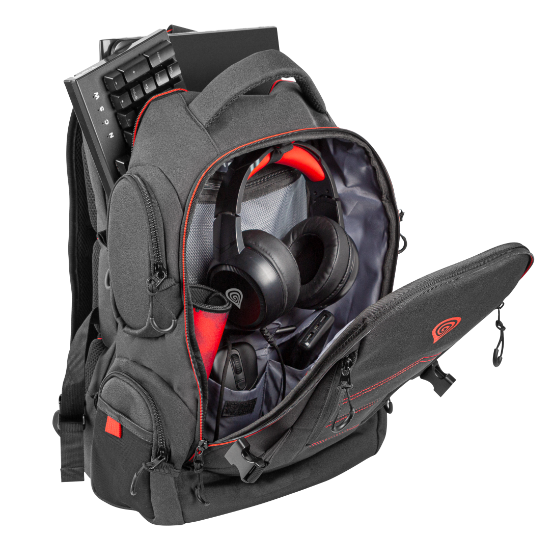 Czarny plecak z czerwonymi akcentami, wypełniony słuchawkami, myszą i klawiaturą.