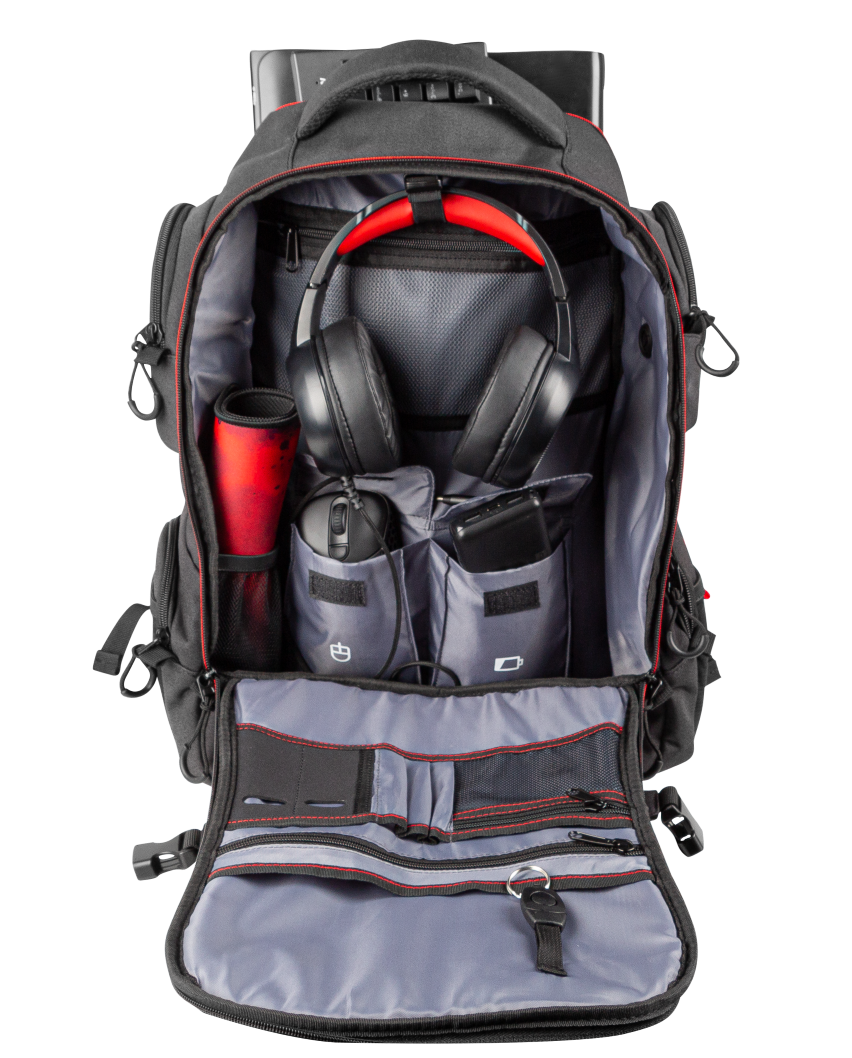 Otwarty czarny plecak z czerwonymi lamówkami, zawierający słuchawki, mysz, telefon i czerwony cylinder.