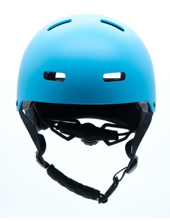 Niebieski kask z otworami wentylacyjnymi i paskami, pokazany od przodu.