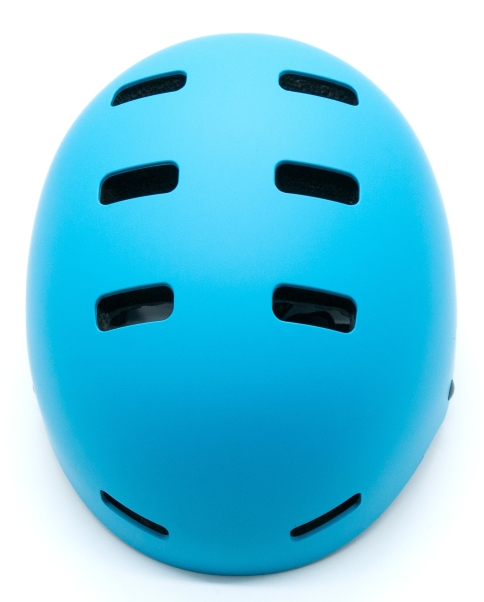 Niebieski kask z otworami wentylacyjnymi, na białym tle.