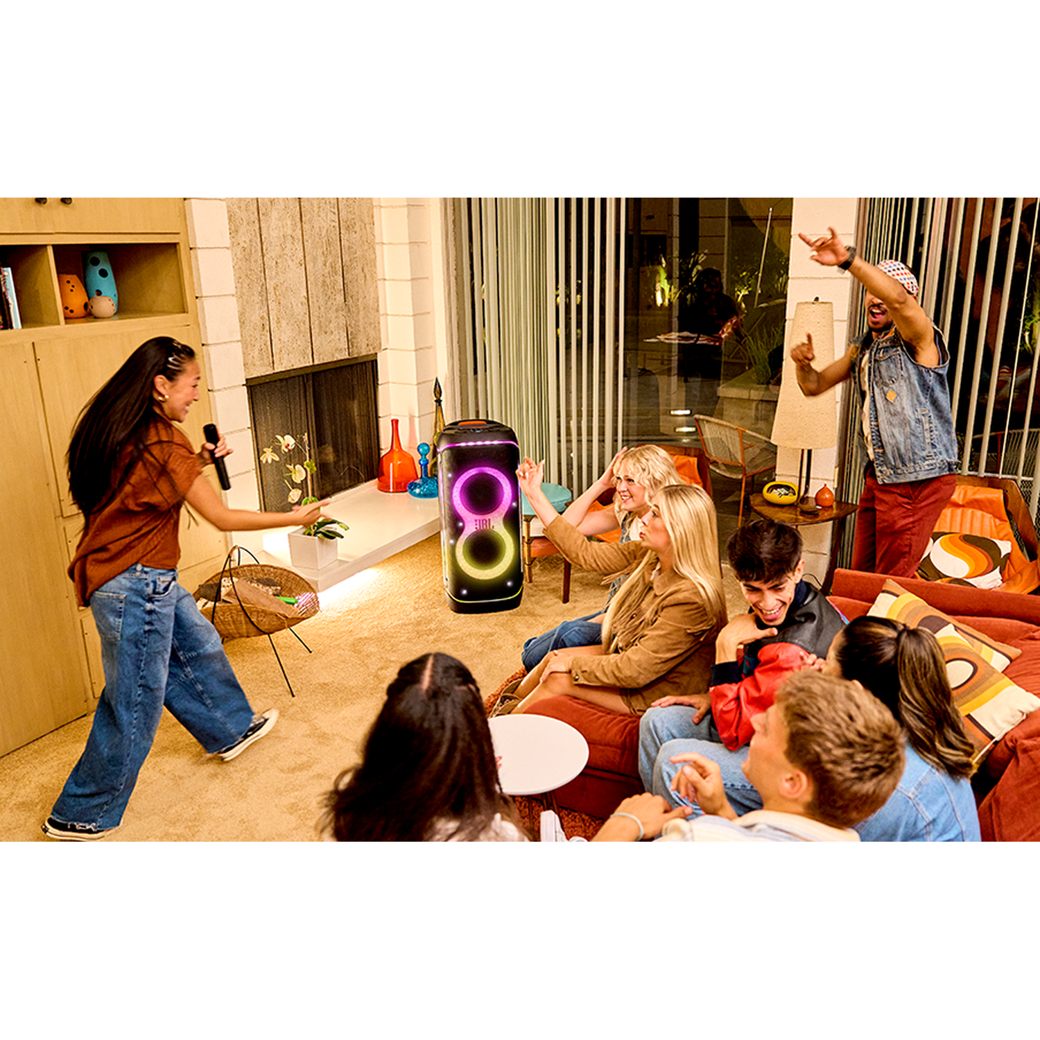 Vriendenfeest in een woonkamer met muziek van een JBL speaker.
