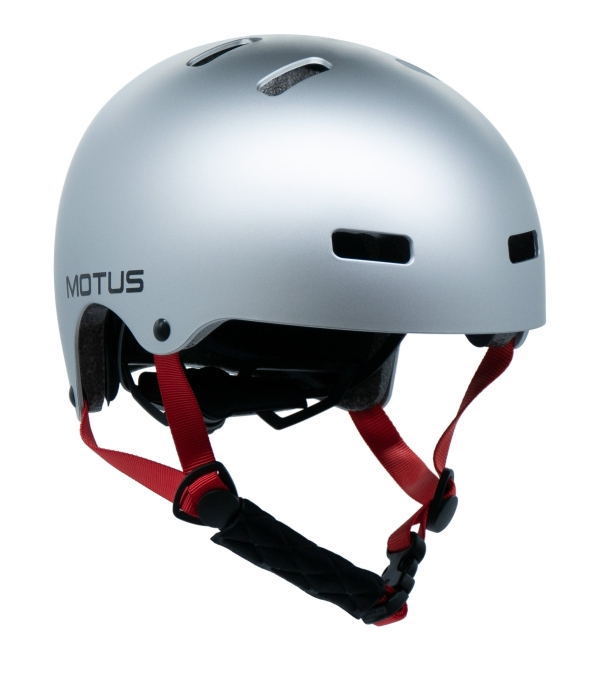 Srebrny kask rowerowy z czerwonymi paskami i otworami wentylacyjnymi.