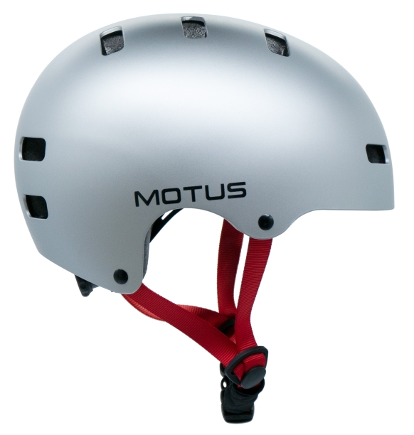 Srebrny kask z czerwonymi paskami i logo MOTUS.