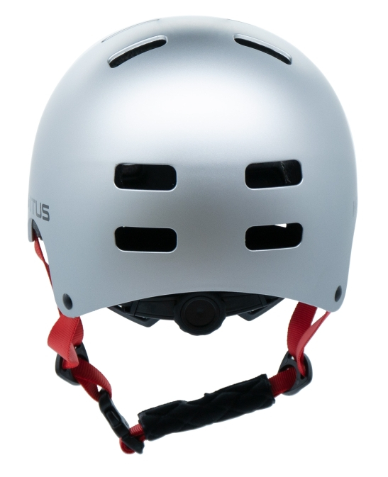 Srebrny kask rowerowy z czerwonymi paskami i otworami wentylacyjnymi.