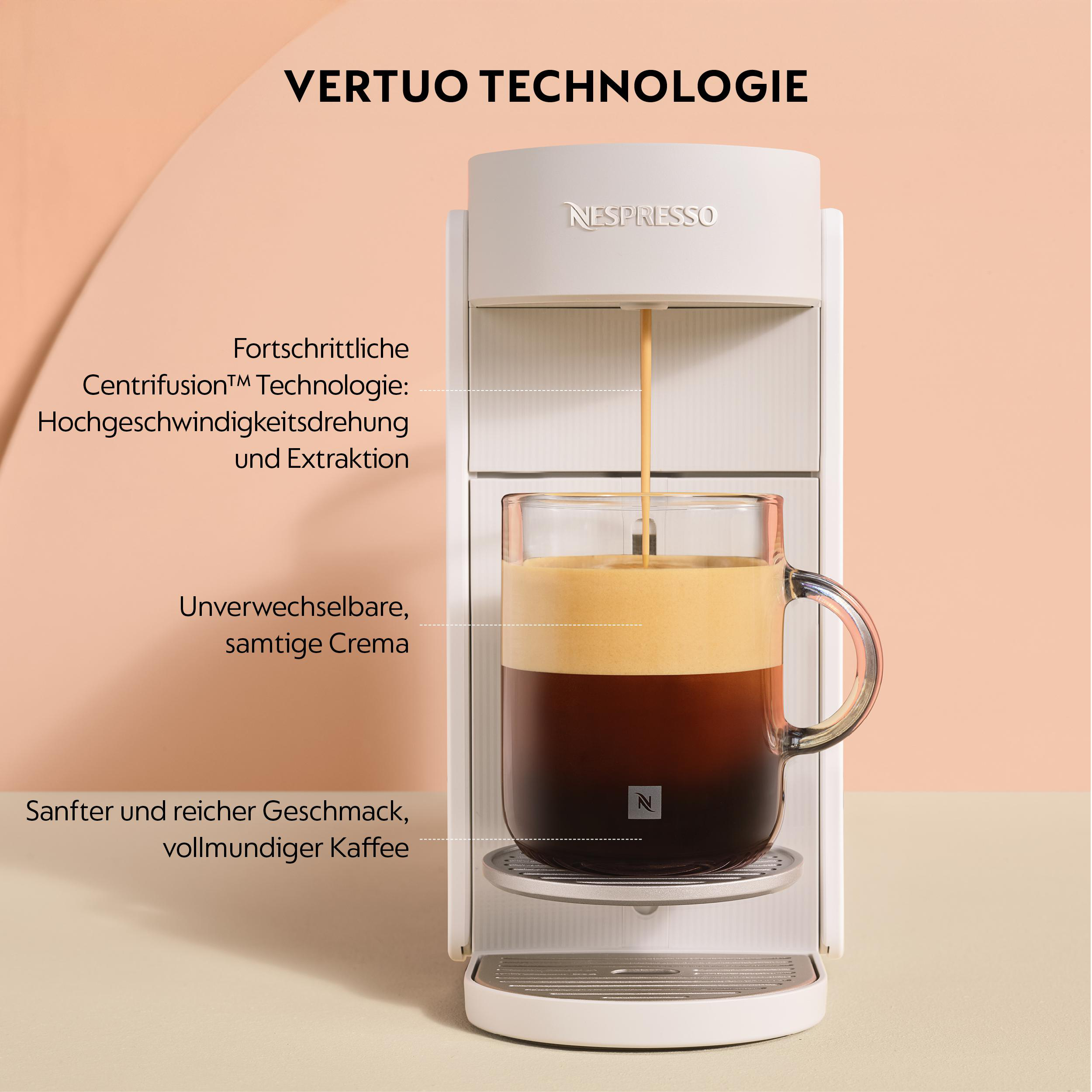 Eine weiße Nespresso Vertuo Kaffeemaschine brüht Kaffee in eine Glastasse.