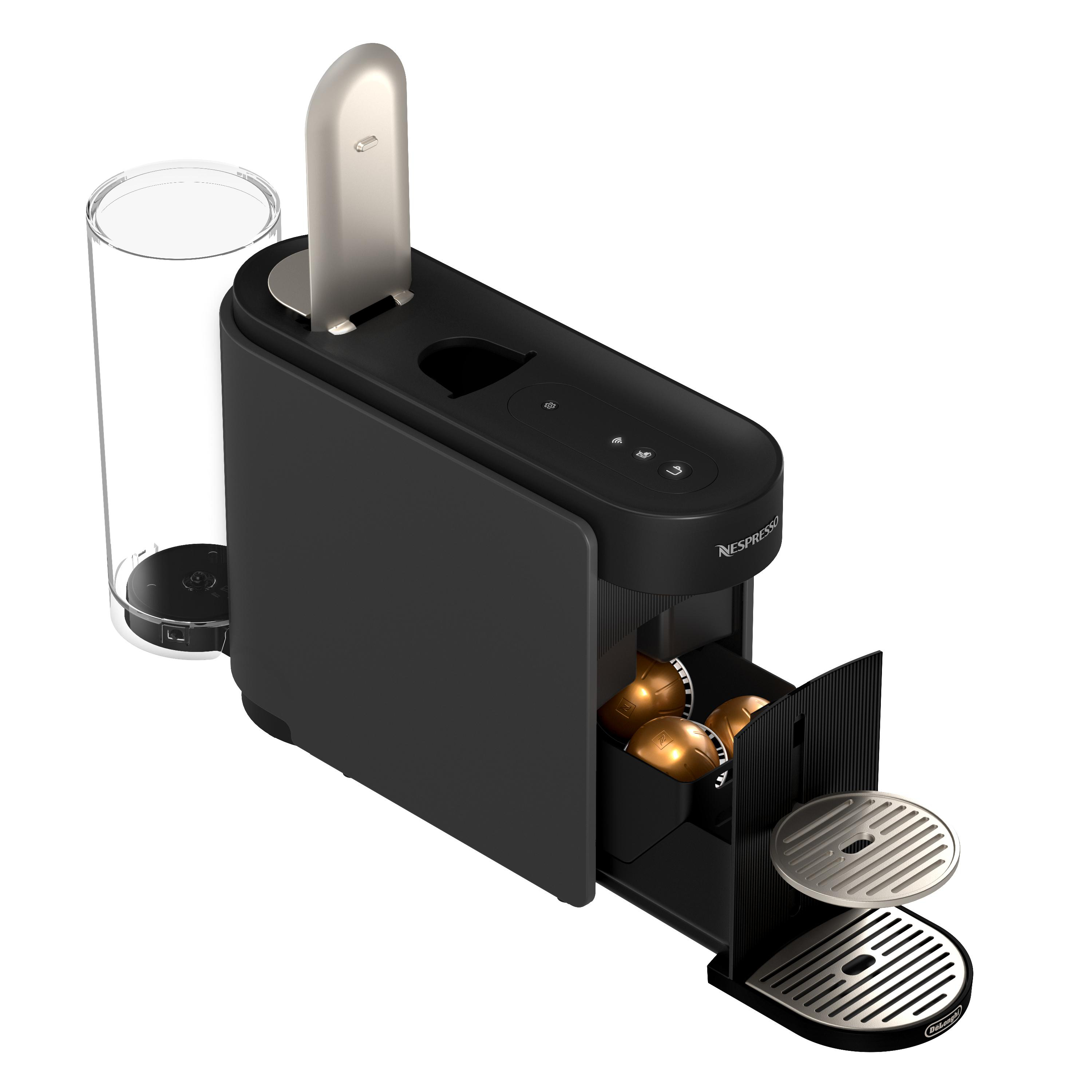 Schwarze Kaffeemaschine mit goldfarbenen Kapseln und Wassertank.