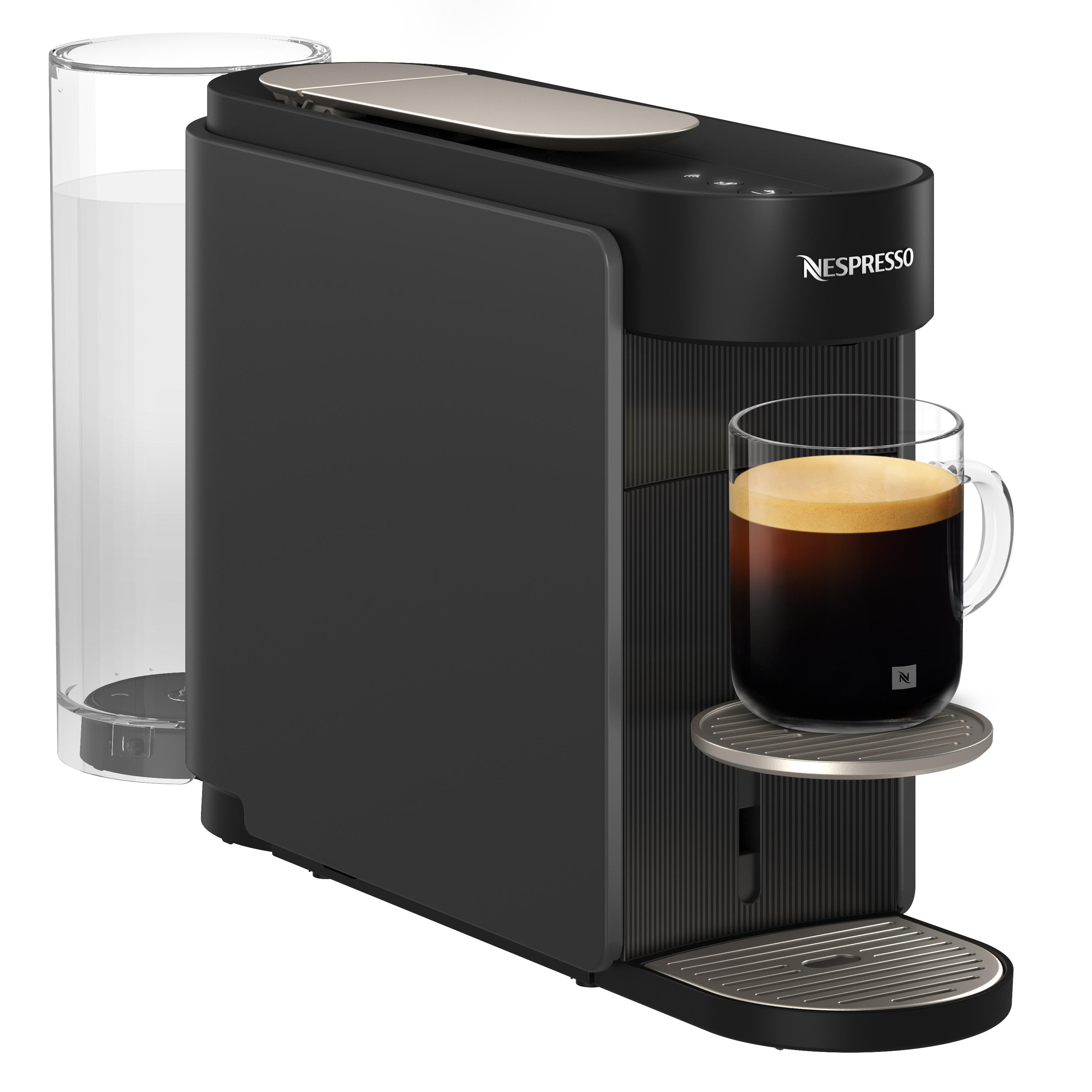Eine schwarze Nespresso-Kaffeemaschine mit einem Glas Kaffee und einem Wasserbehälter.