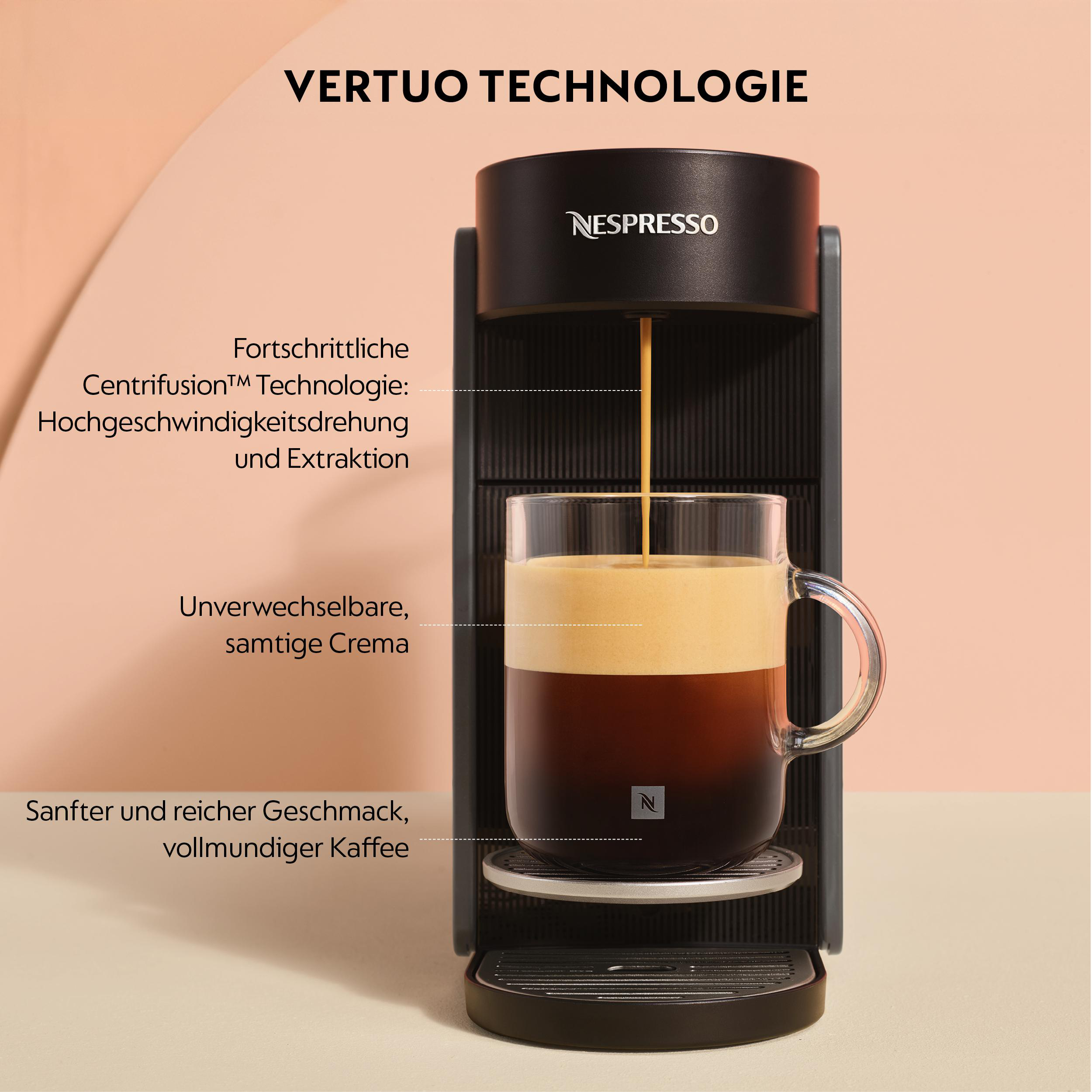 Eine Nespresso Vertuo Kaffeemaschine brüht Kaffee in ein Glas mit Crema.