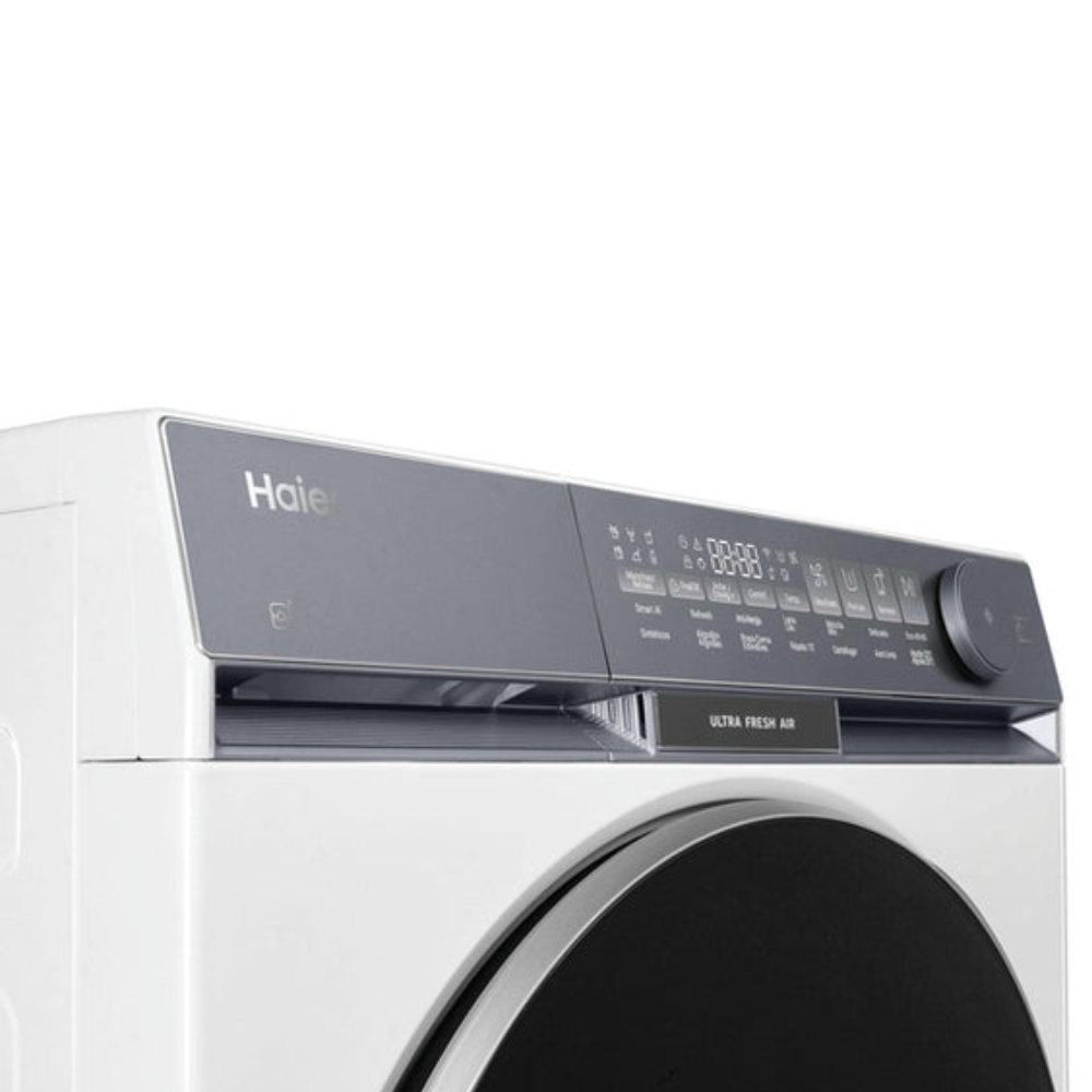 Primer plano de la parte superior de una lavadora blanca con logo Haier y panel de control.