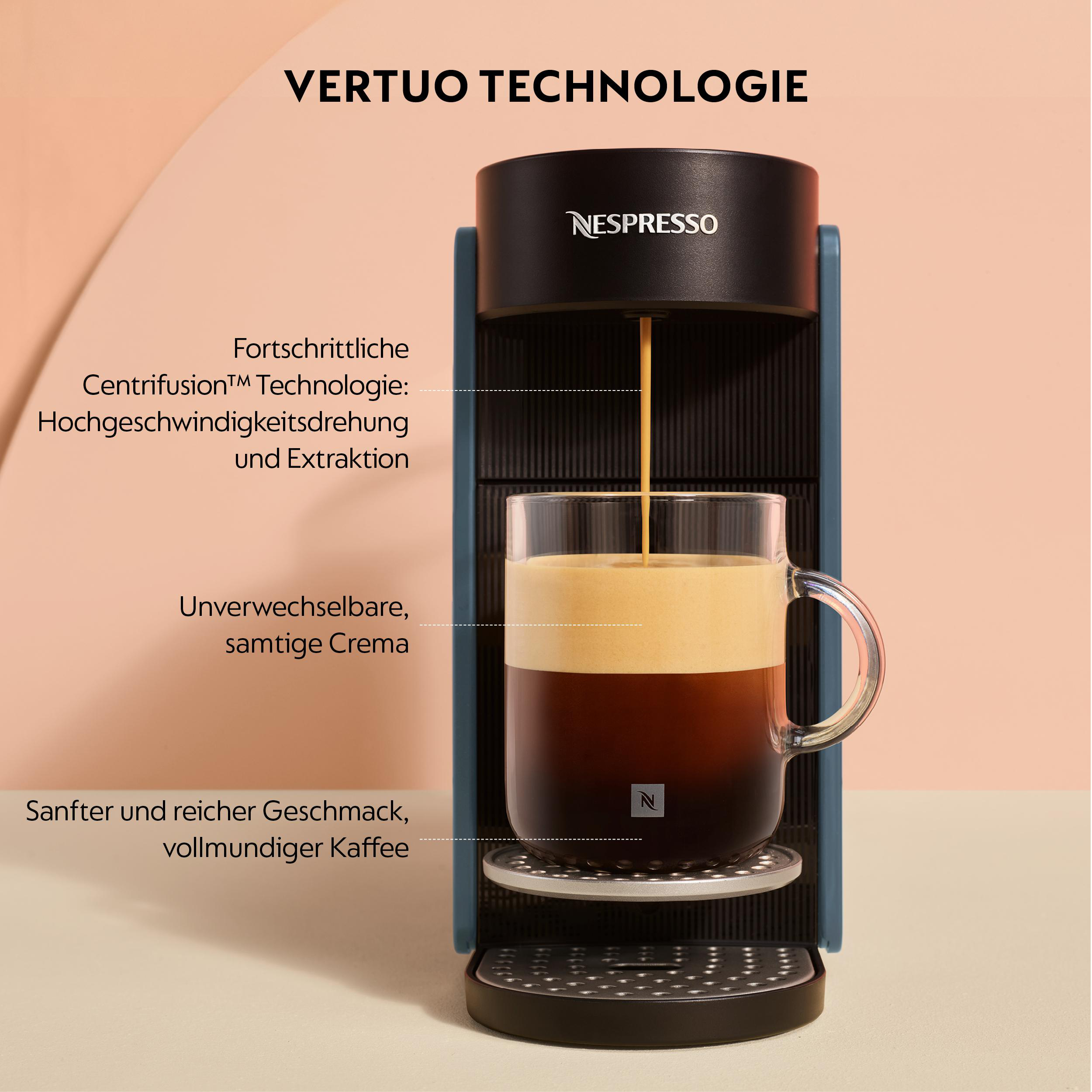 Eine Nespresso Vertuo Kaffeemaschine brüht Kaffee in ein Glas mit Crema.