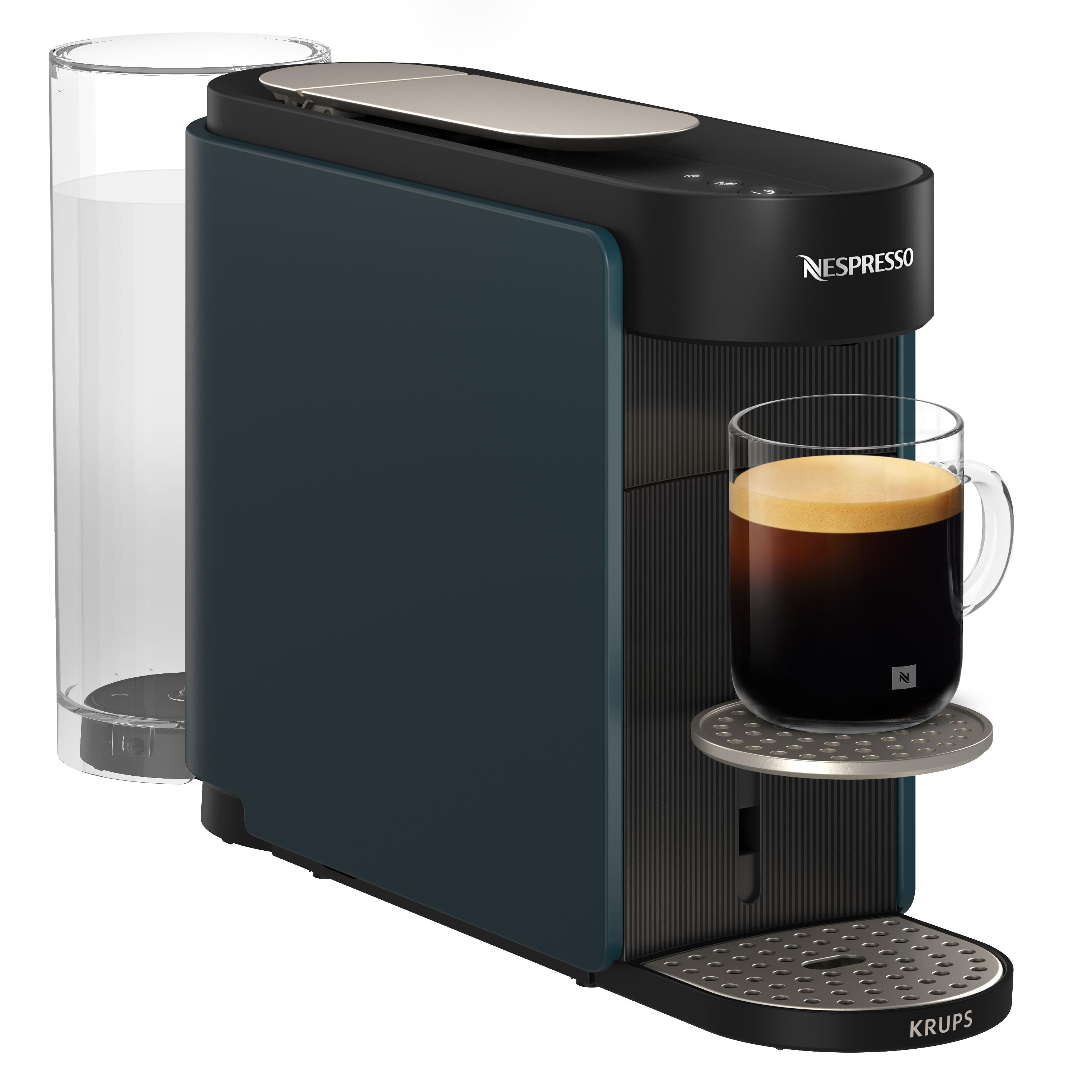 Dunkelblaue Nespresso-Kaffeemaschine mit Wassertank und gefülltem Glas.