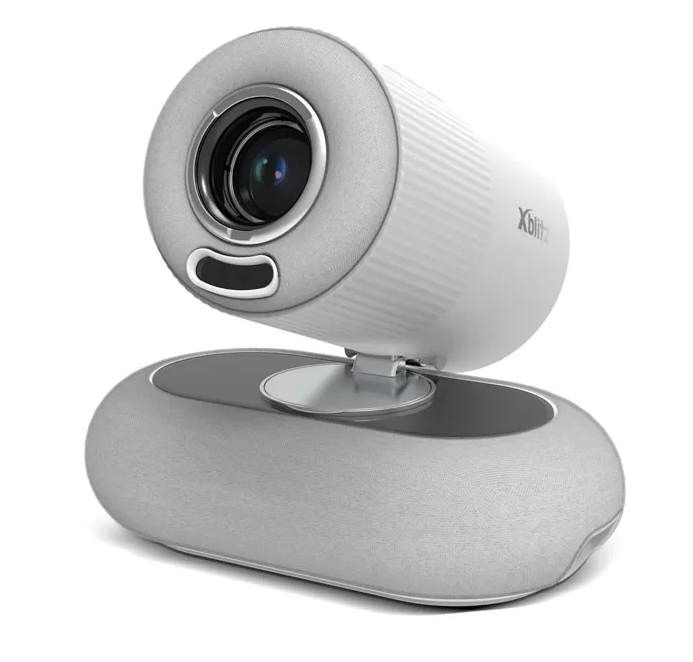 Biała kamera internetowa z srebrnym pierścieniem wokół obiektywu stoi na szarej podstawie.