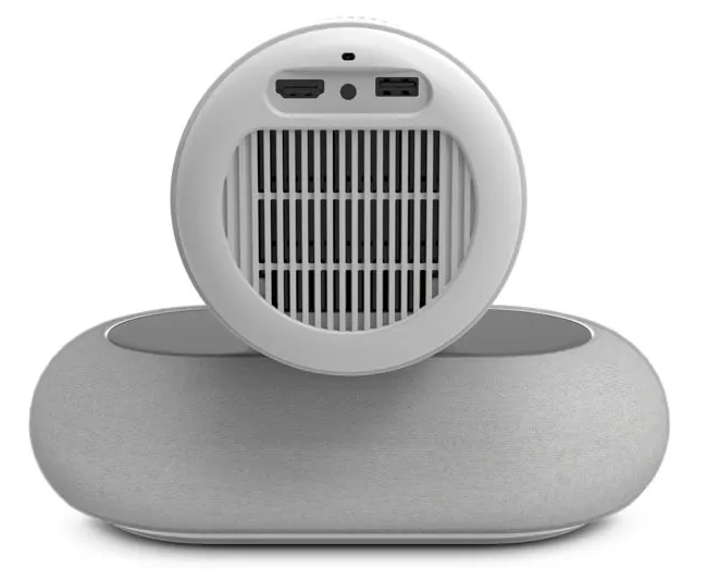 Biały, okrągły projektor z portami HDMI i USB stoi na szarej, owalnej głośniku.