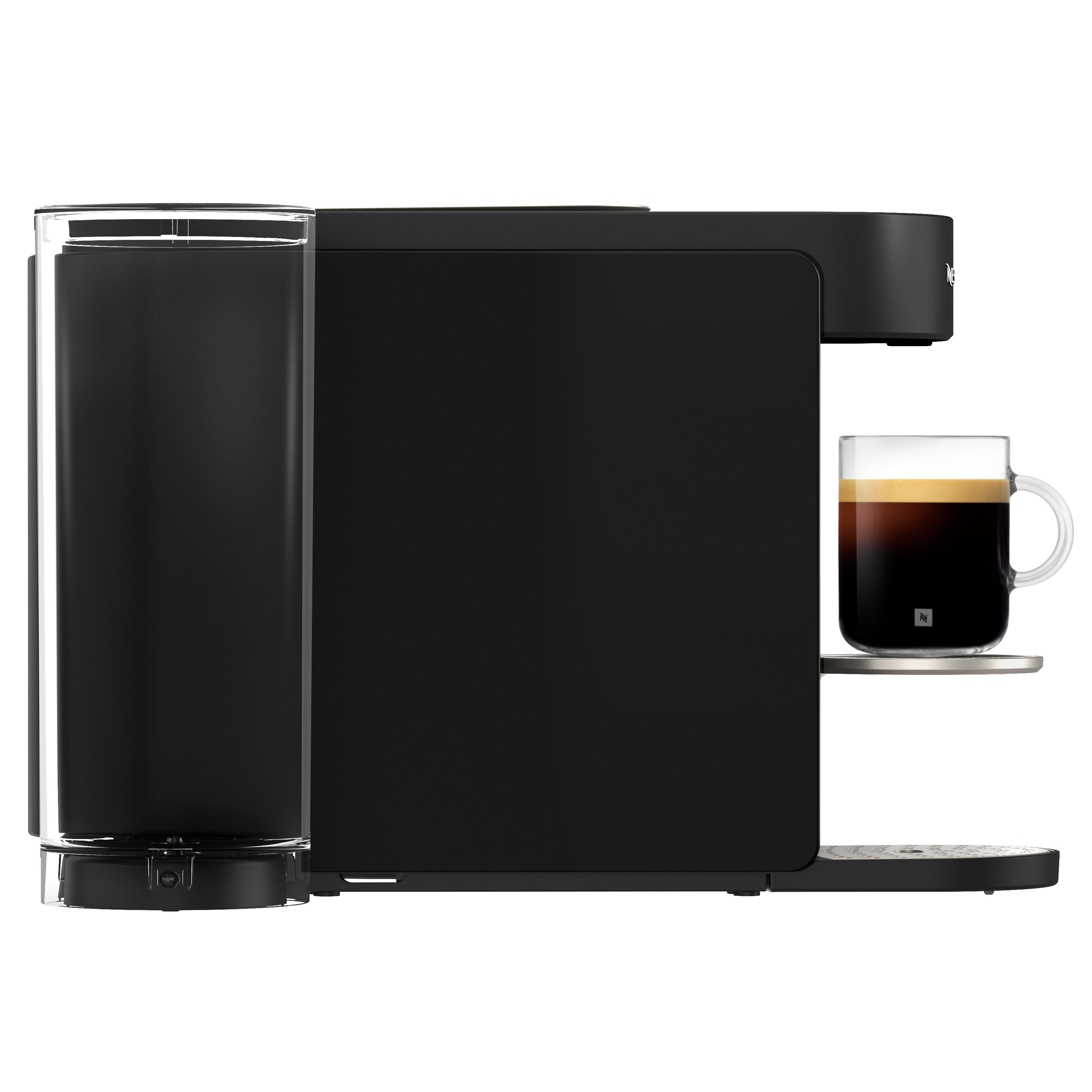 Schwarze Kaffeemaschine mit Wassertank und Glasbecher mit Kaffee.