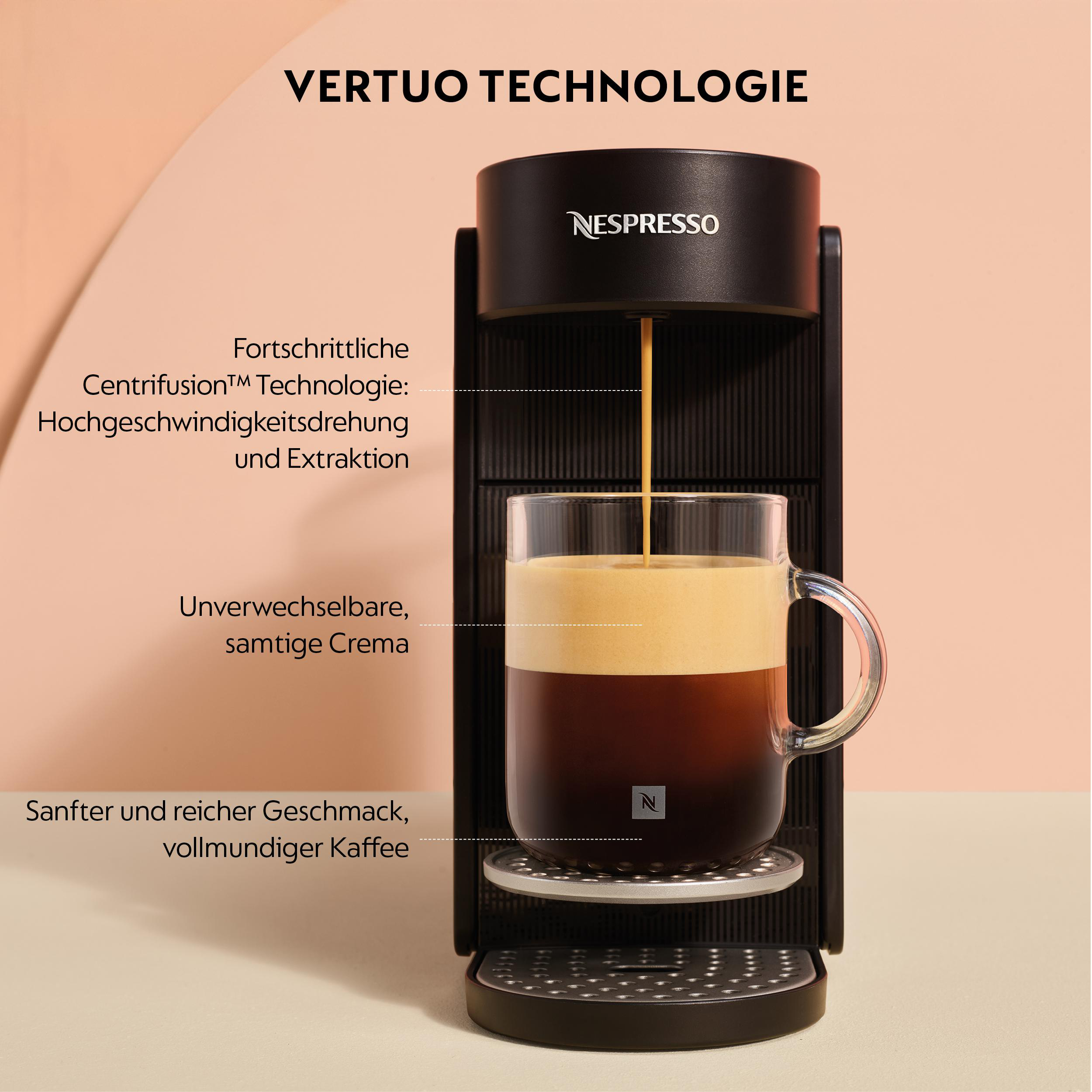 Nespresso Vertuo Maschine brüht Kaffee mit Crema in ein Glas.