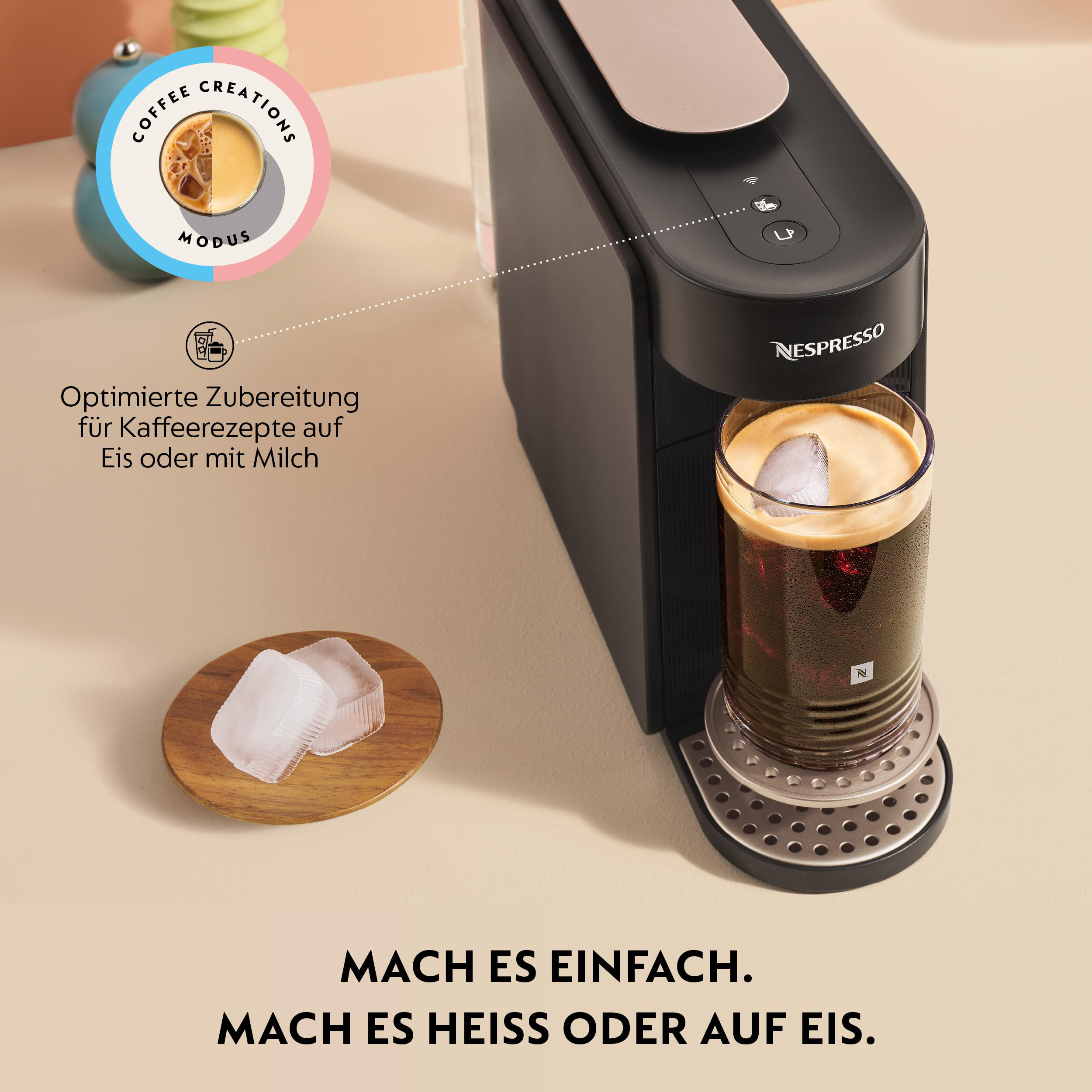 Nespresso-Maschine mit Kaffee auf Eis und Eiswürfeln.