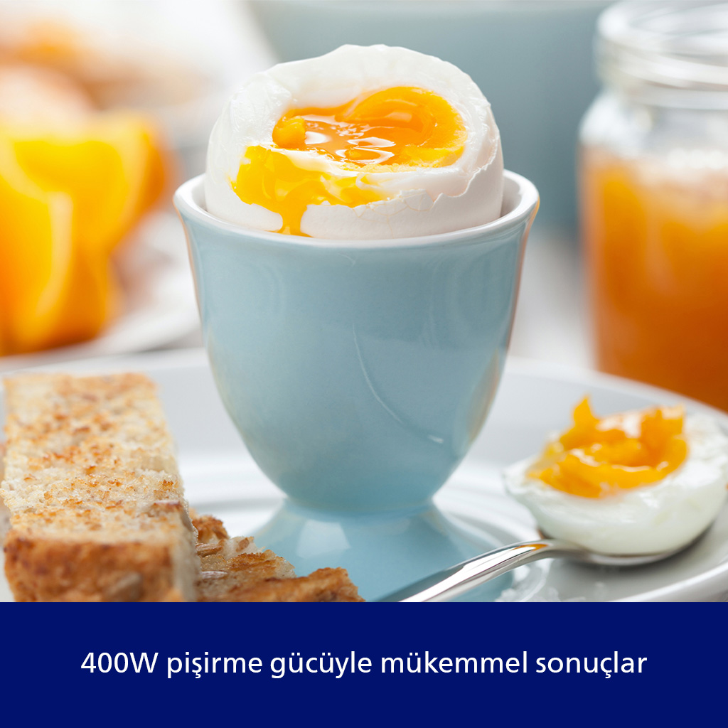 Mavi bir fincanda, kızarmış ekmek ve portakal suyu ile yumuşak haşlanmış yumurta.