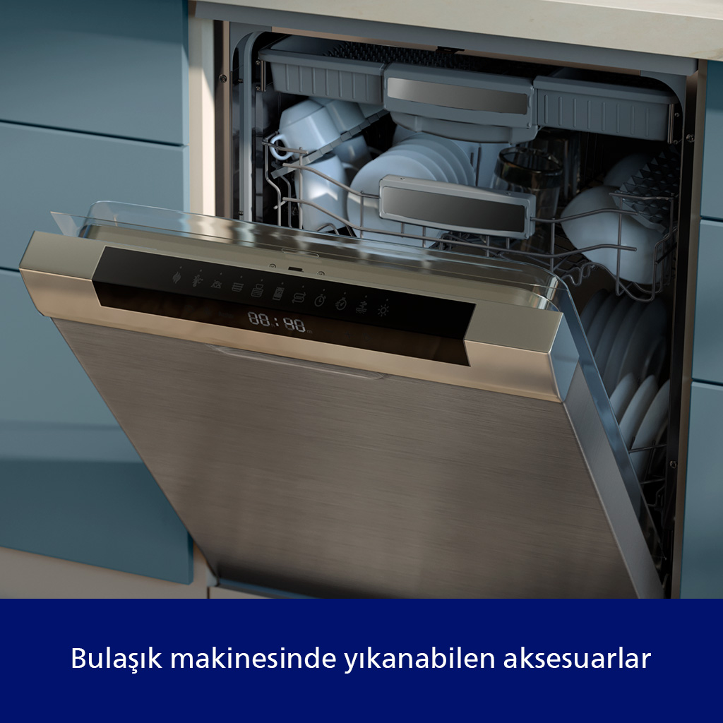 Açık bulaşık makinesi, beyaz tabak ve çatal bıçak takımı. Modern mutfak.
