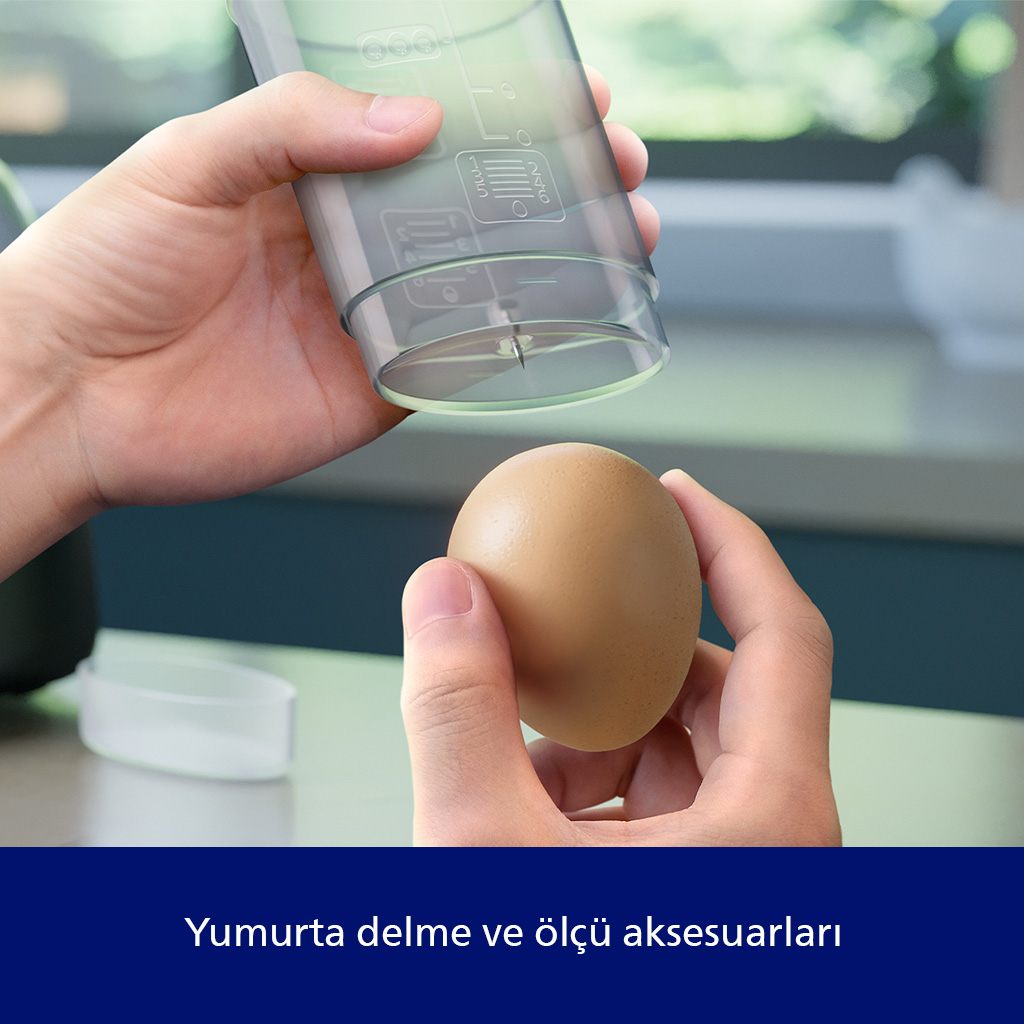 Eller, yumurtayı delmek için iğneli bir ölçüm cihazı tutuyor.
