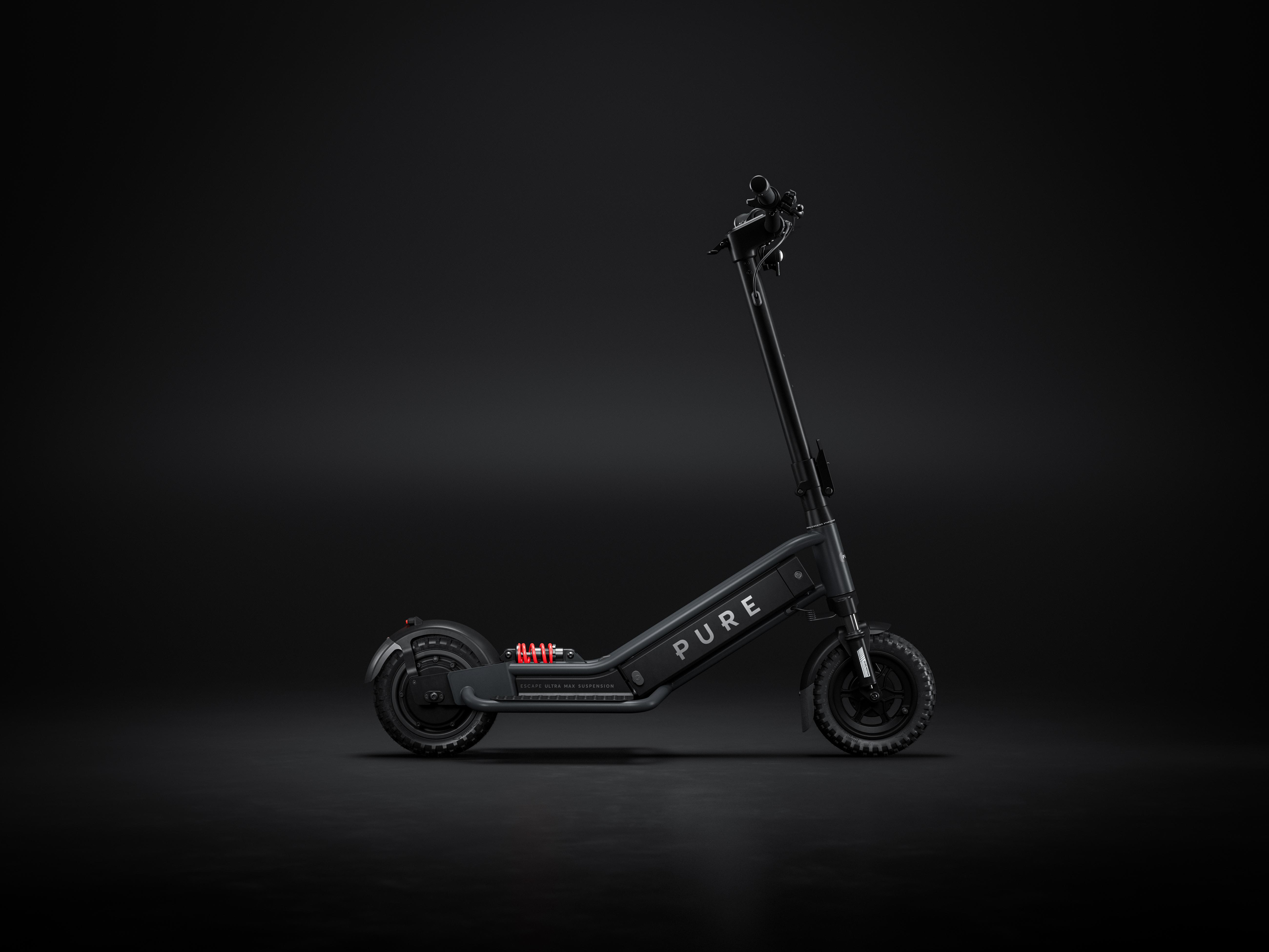 Ein schwarzer E-Scooter mit der Aufschrift PURE und roten Stoßdämpfern.