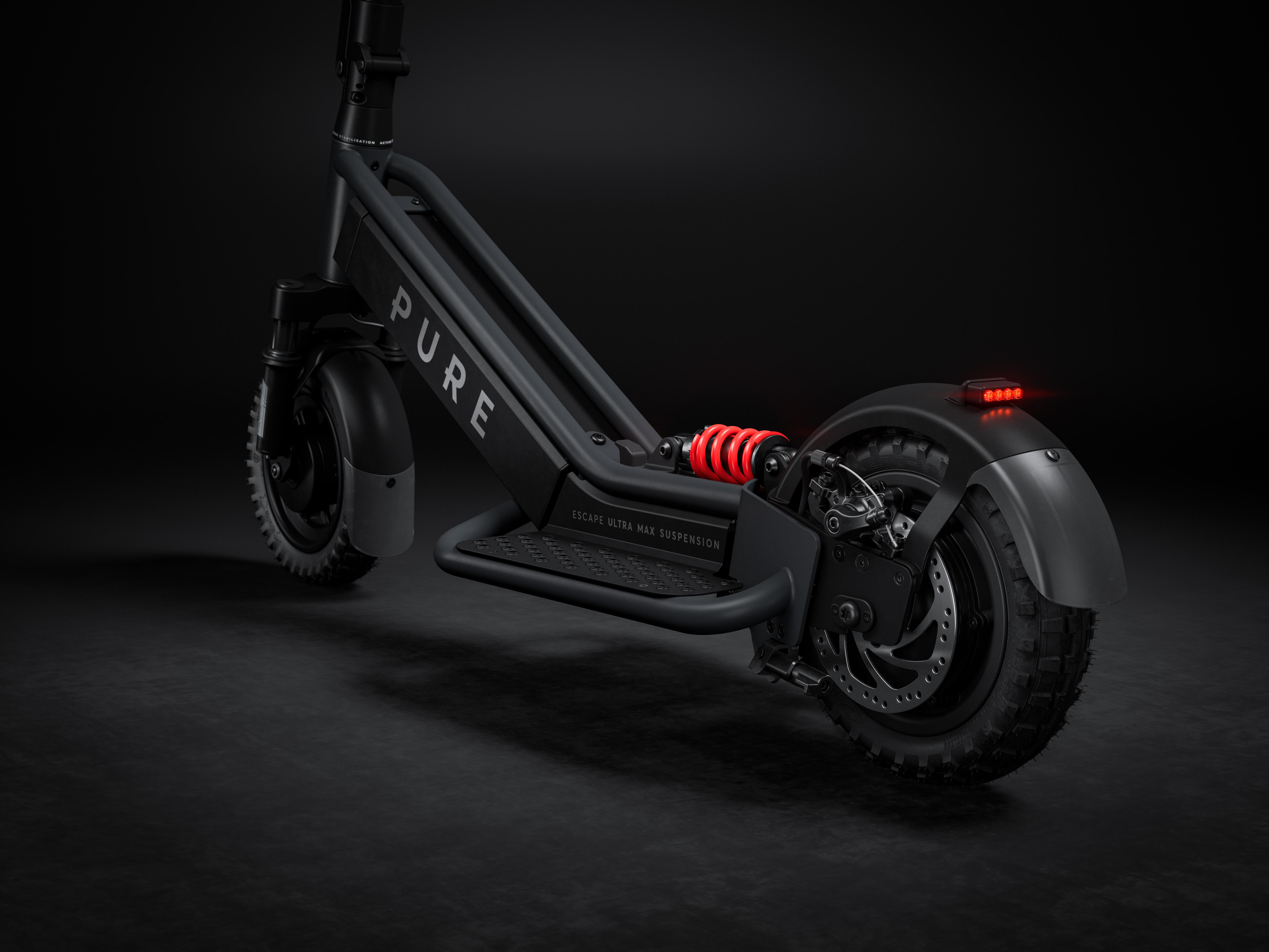 Ein schwarzer E-Scooter mit roter Federung und roten Rücklichtern.
