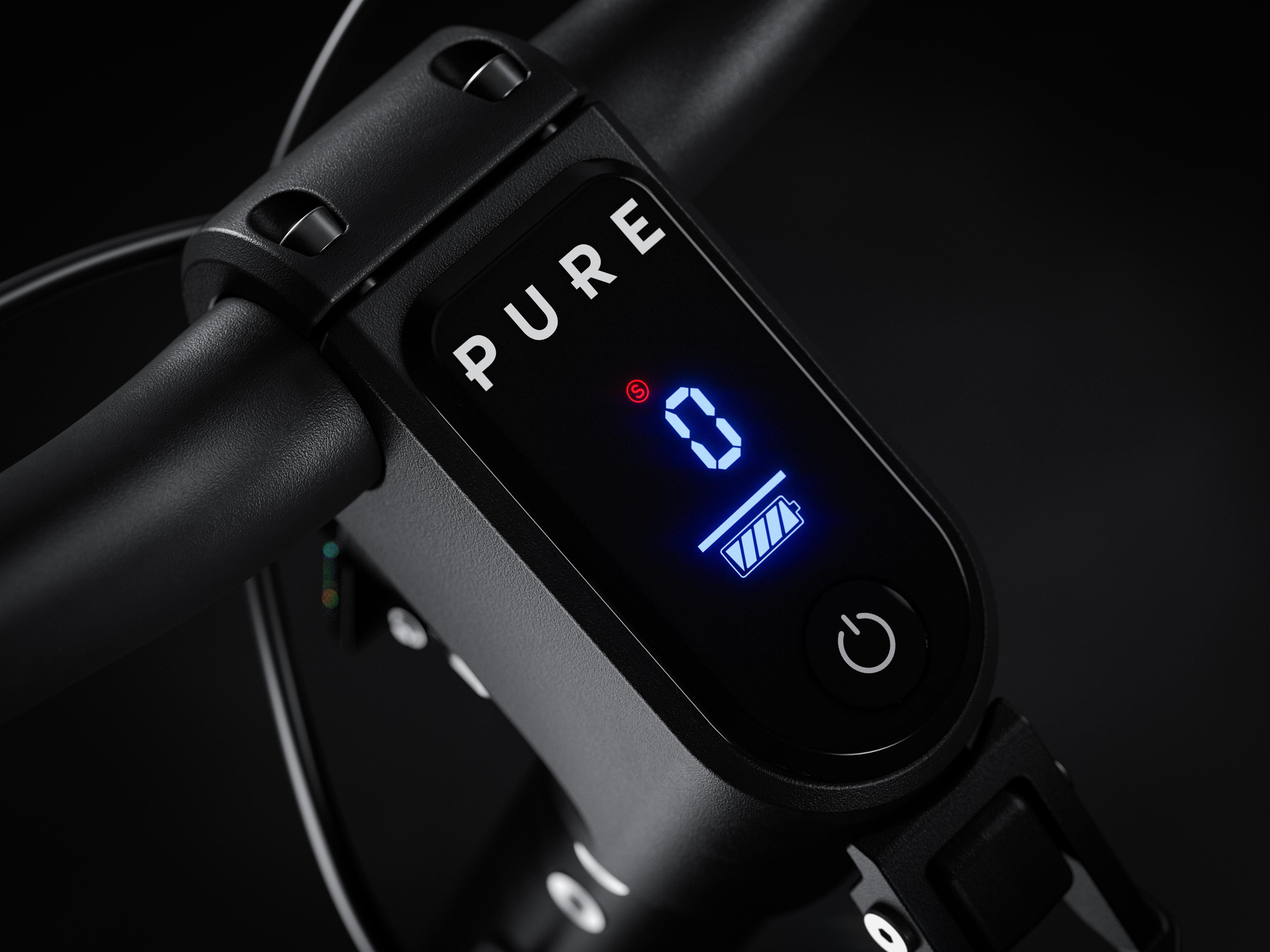 Nahaufnahme des Lenkers eines E-Scooters mit leuchtendem Display und Batteriestatus.