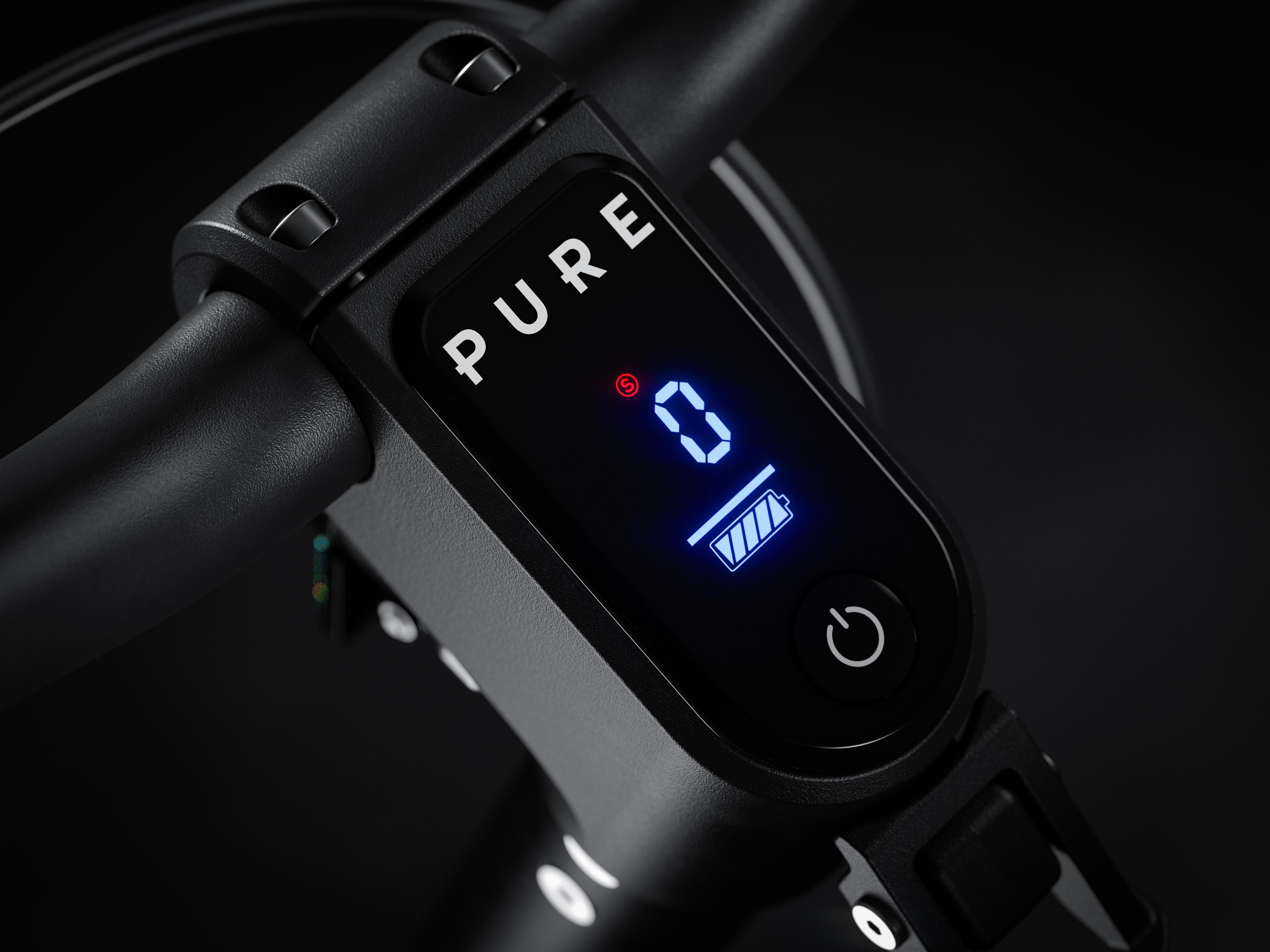 Nahaufnahme des Lenkers eines E-Scooters mit beleuchtetem Display, das „PURE“ anzeigt.