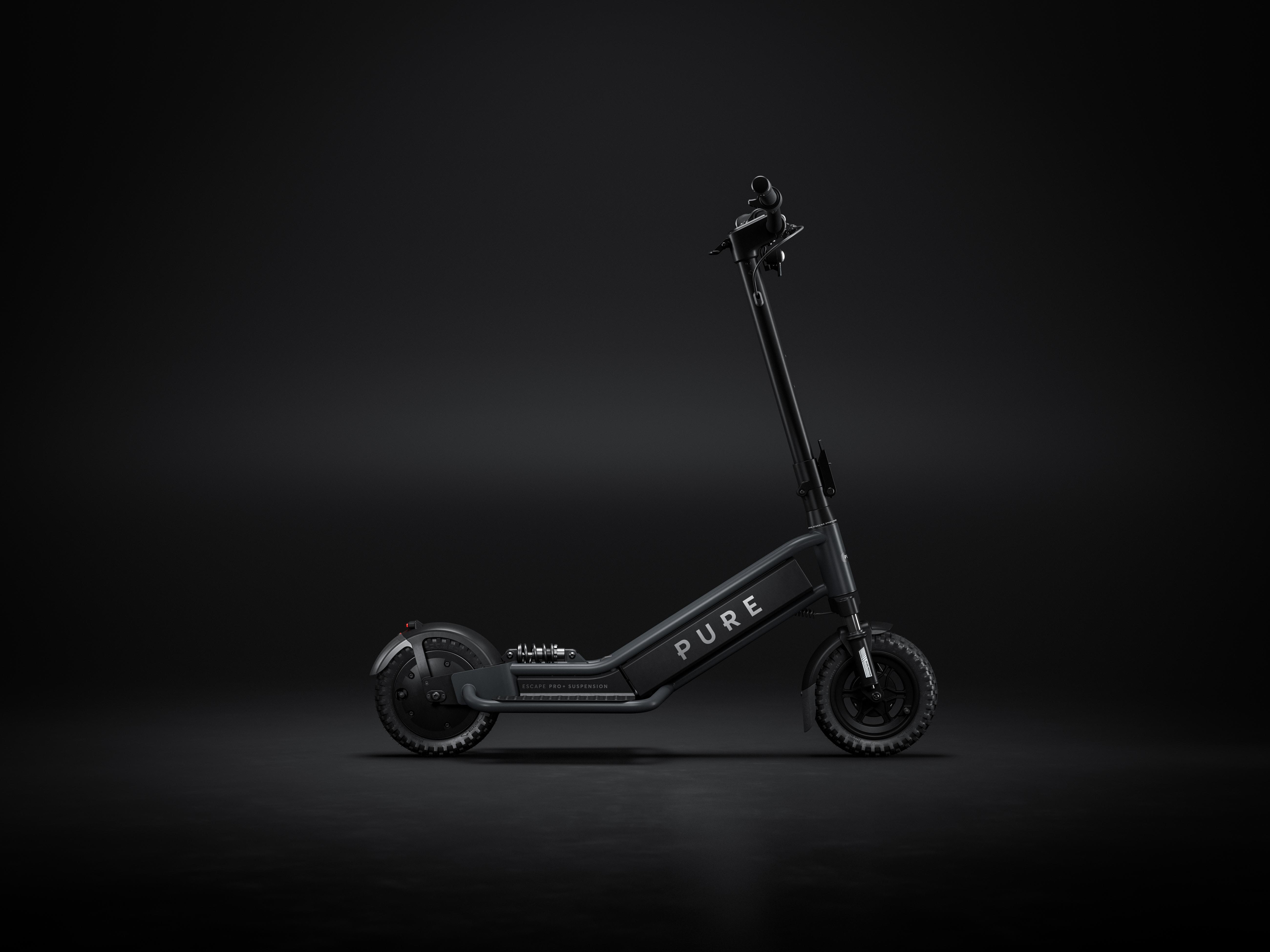 Ein schwarzer E-Scooter mit dem Schriftzug PURE auf dem Rahmen.