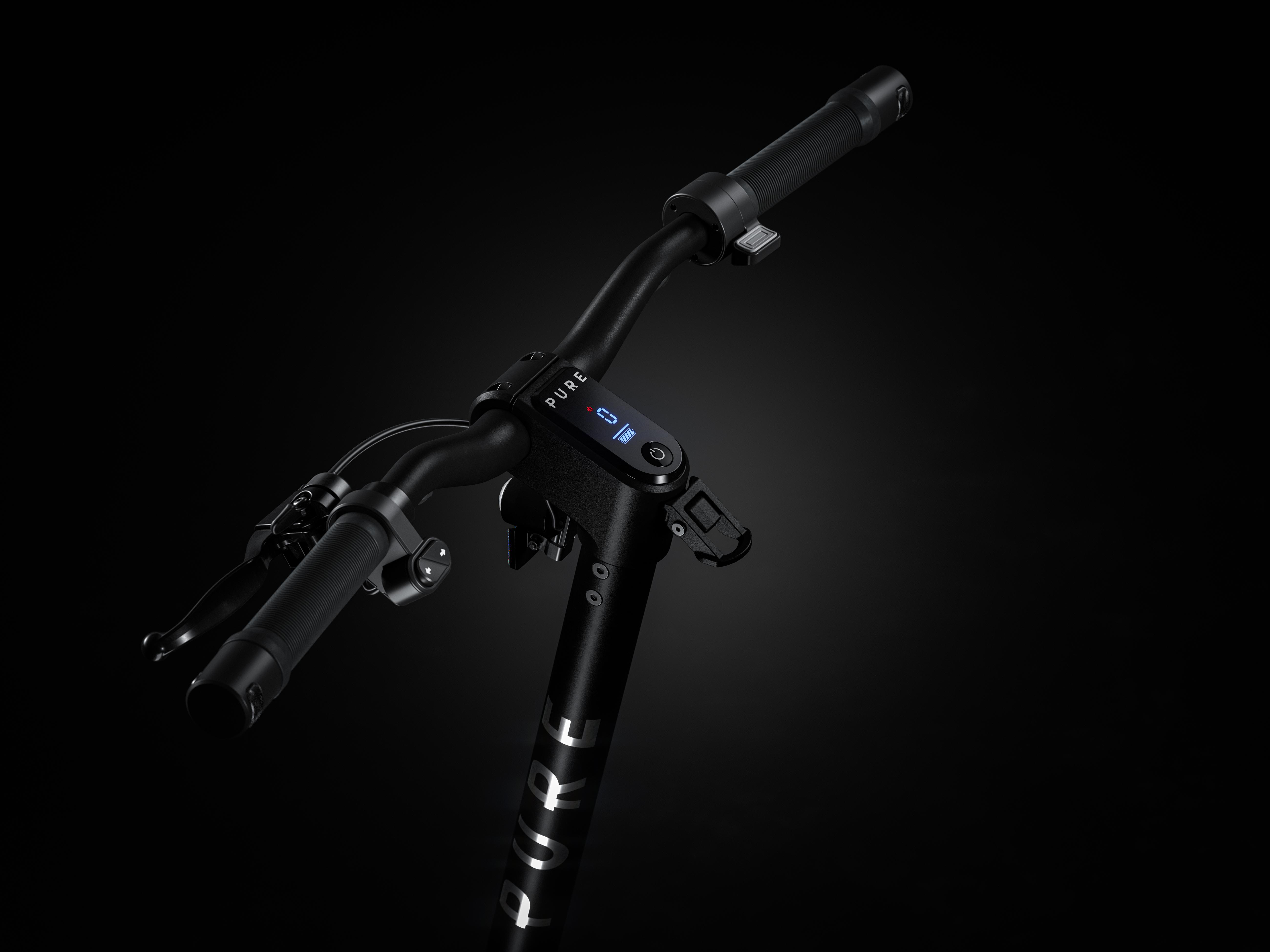 Nahaufnahme des schwarzen Lenkers eines E-Scooters mit Display.