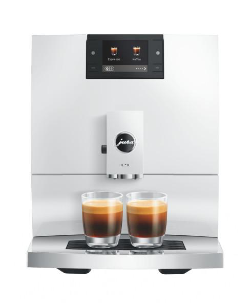 Weiße Kaffeemaschine mit zwei Gläsern Espresso und einem digitalen Display.