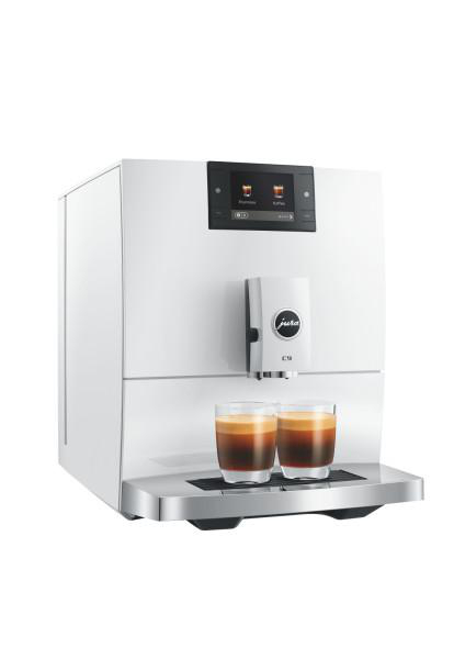 Weiße Kaffeemaschine mit zwei Gläsern Espresso auf dem Abtropfblech.