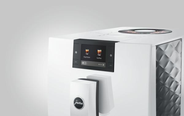 Weiße Jura-Kaffeemaschine mit Touchscreen, die Kaffeeoptionen anzeigt.