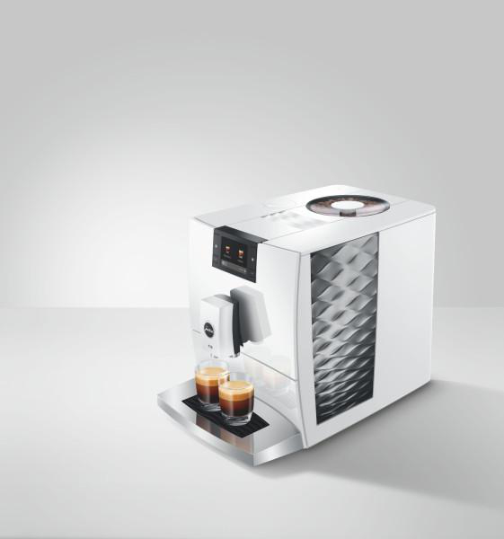 Weiße Kaffeemaschine mit zwei Espressotassen auf dem Abtropfblech.
