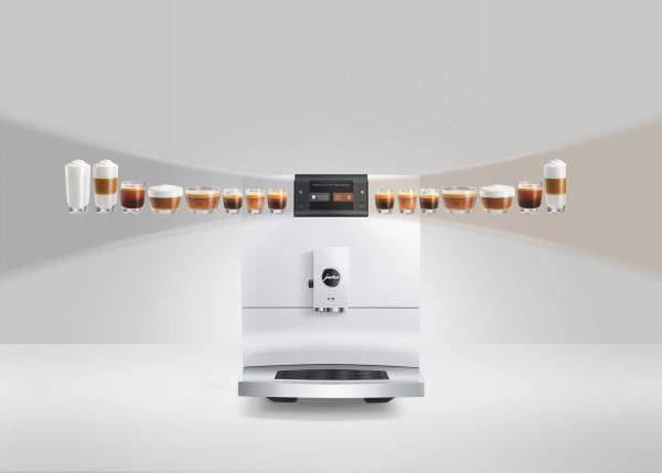 Eine weiße Kaffeemaschine mit vielen Kaffeespezialitäten in Gläsern.