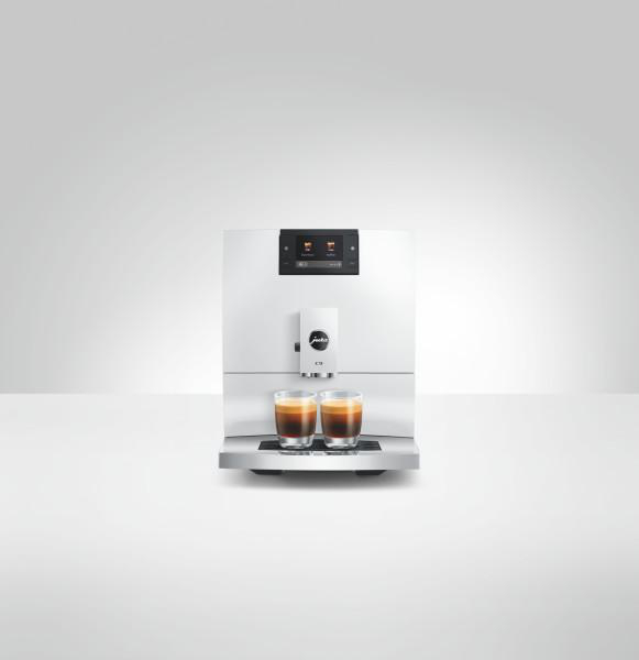 Weiße Kaffeemaschine mit zwei Espressogläsern auf dem Abtropfblech.