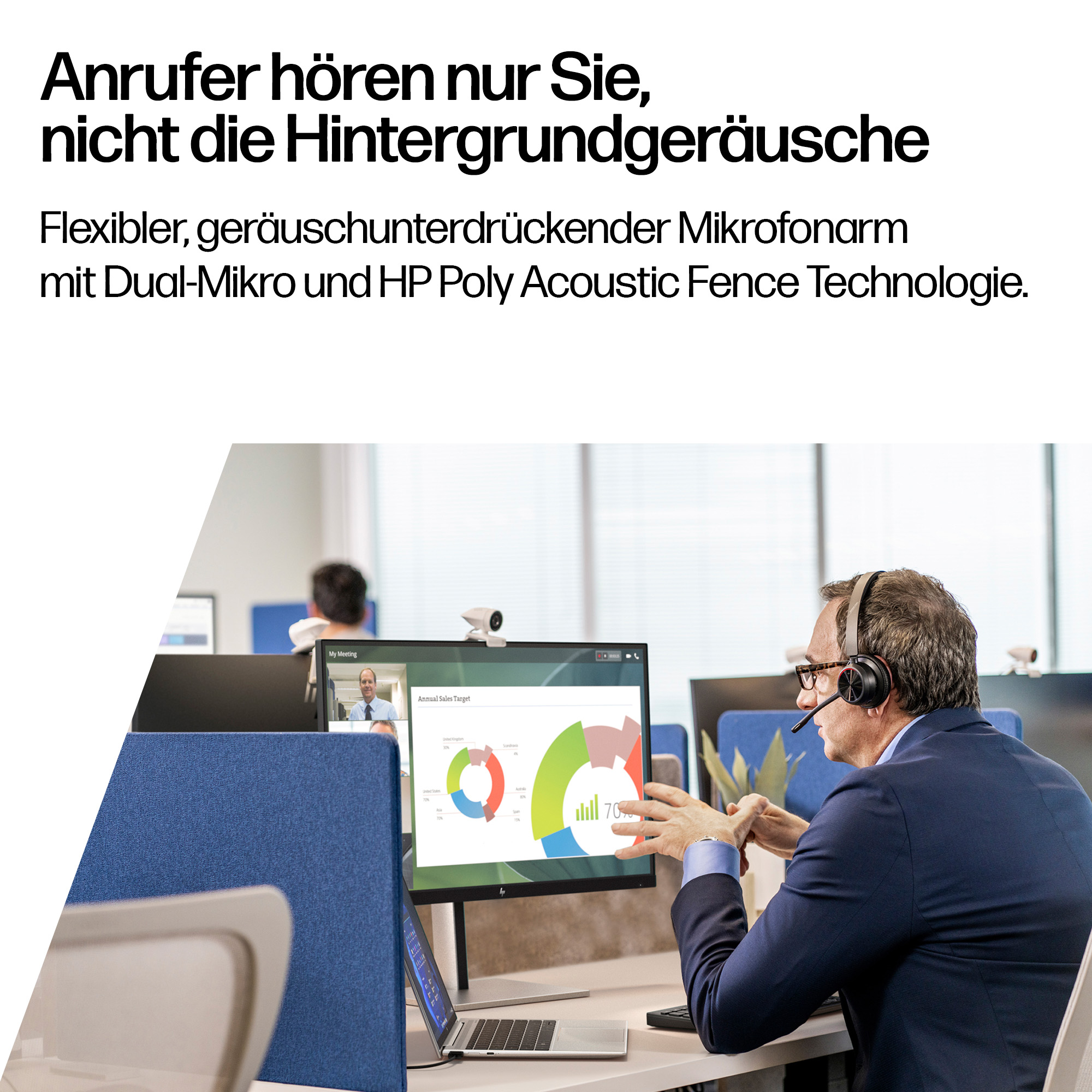 Mann mit Headset im Büro, der auf einen Bildschirm mit Verkaufsdiagrammen blickt.