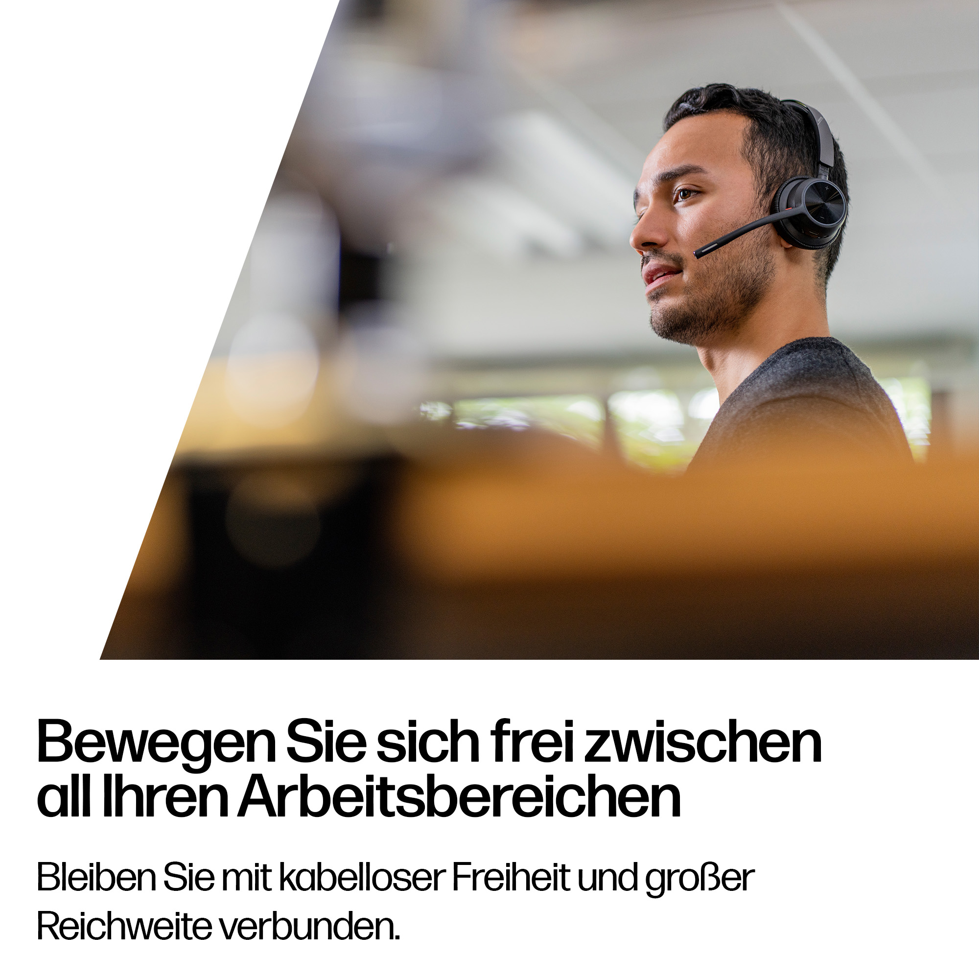 Ein Mann mit Headset spricht, im Hintergrund unscharf.