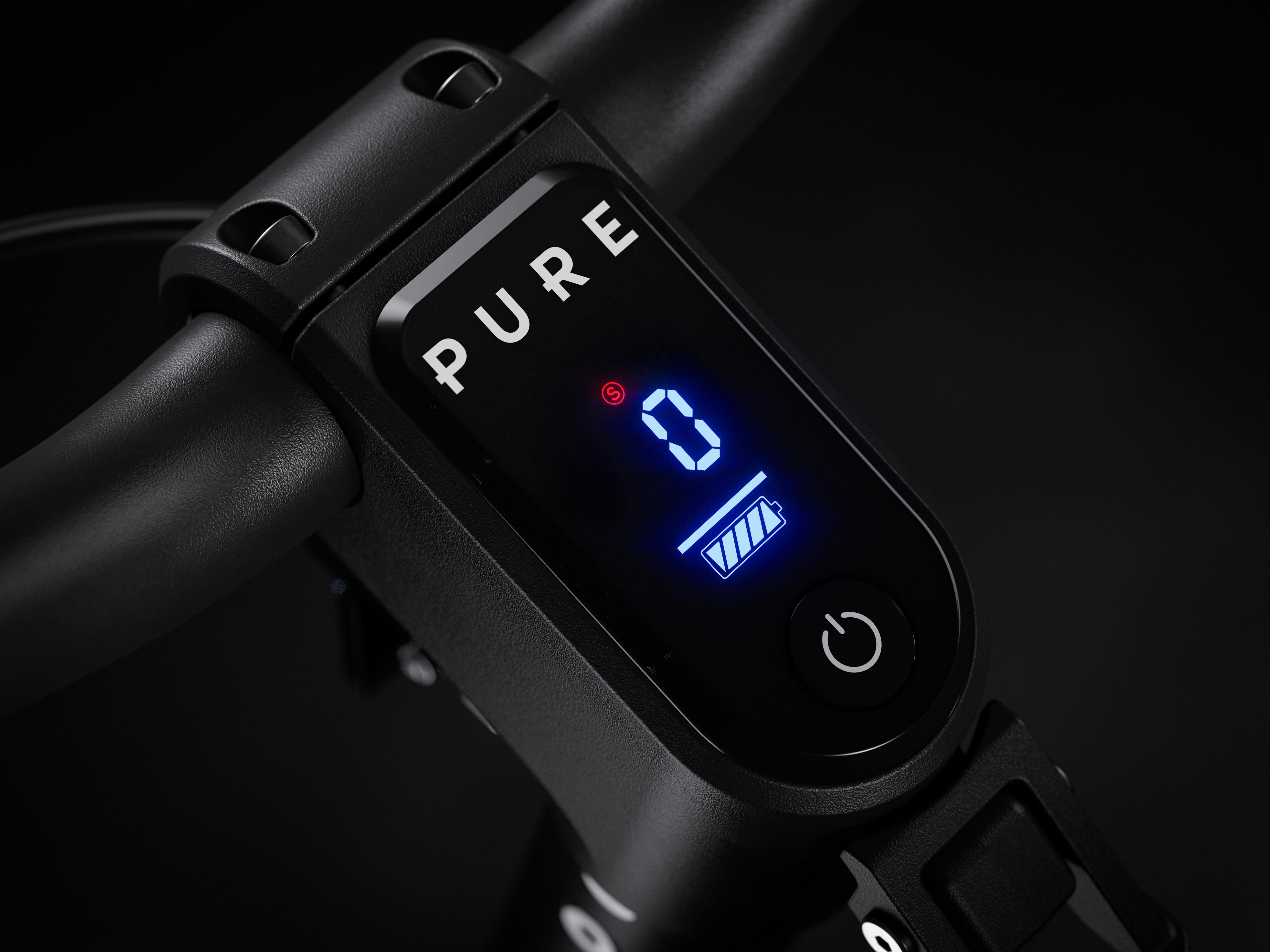Schwarzer Rollerlenker mit beleuchtetem Display: 'PURE', '0' und Akkusymbol.