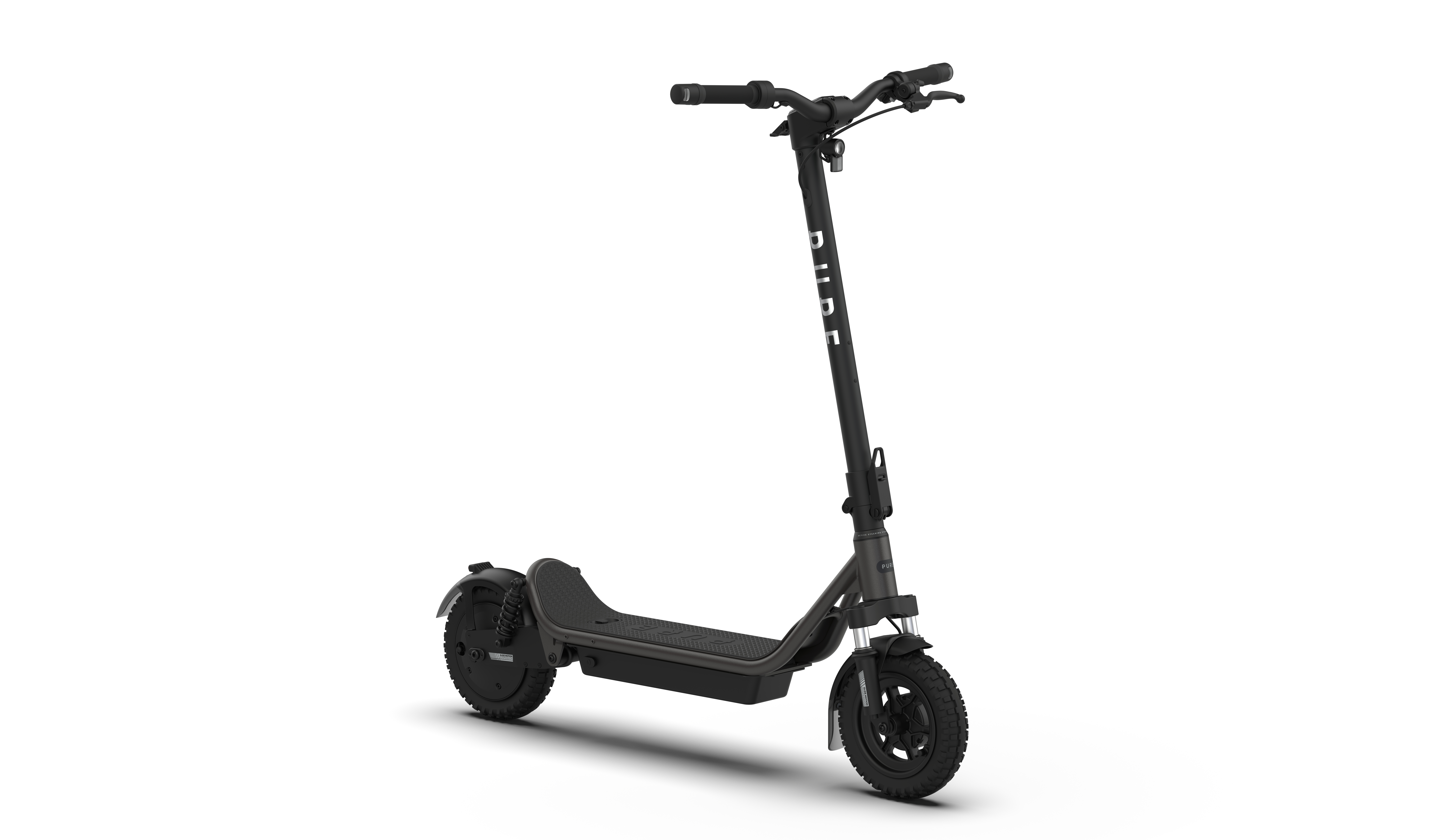 Ein schwarzer E-Scooter mit breiten Reifen steht auf weißem Hintergrund.