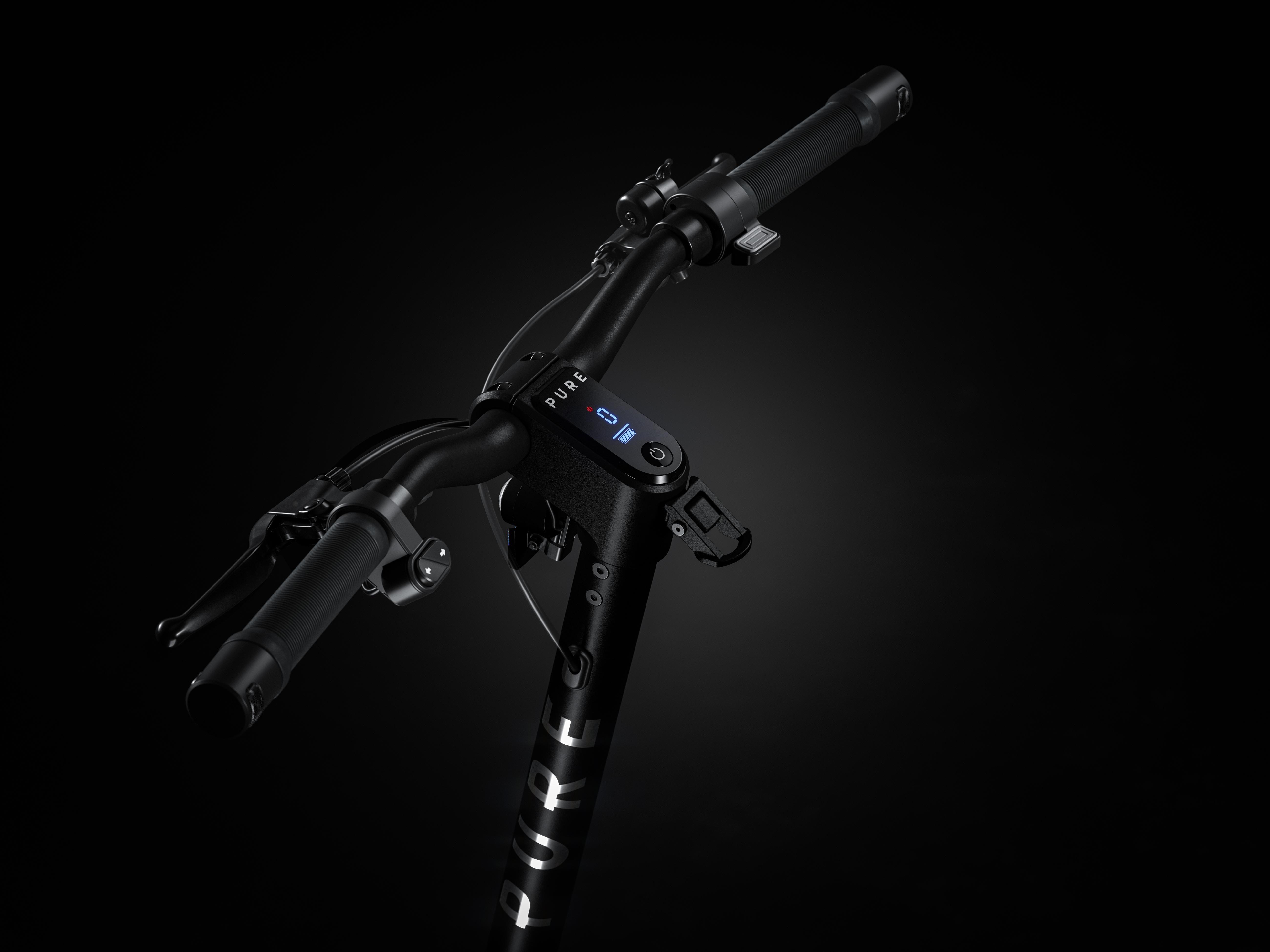 Nahaufnahme des Lenkers eines schwarzen E-Scooters mit Display.