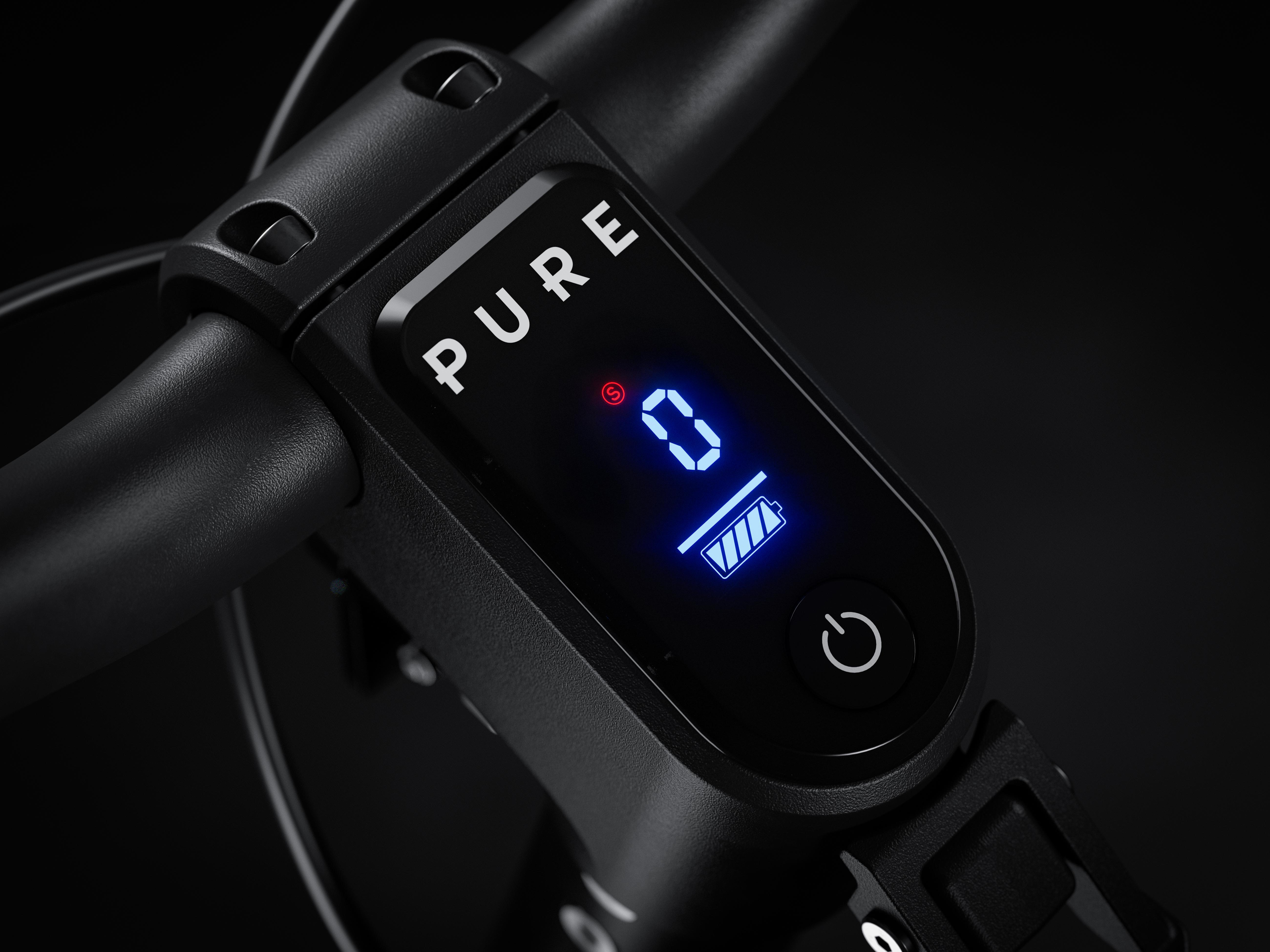 Lenker eines E-Scooters mit digitaler Anzeige: "PURE", "0", Akku-Symbol, "Power"-Taste.
