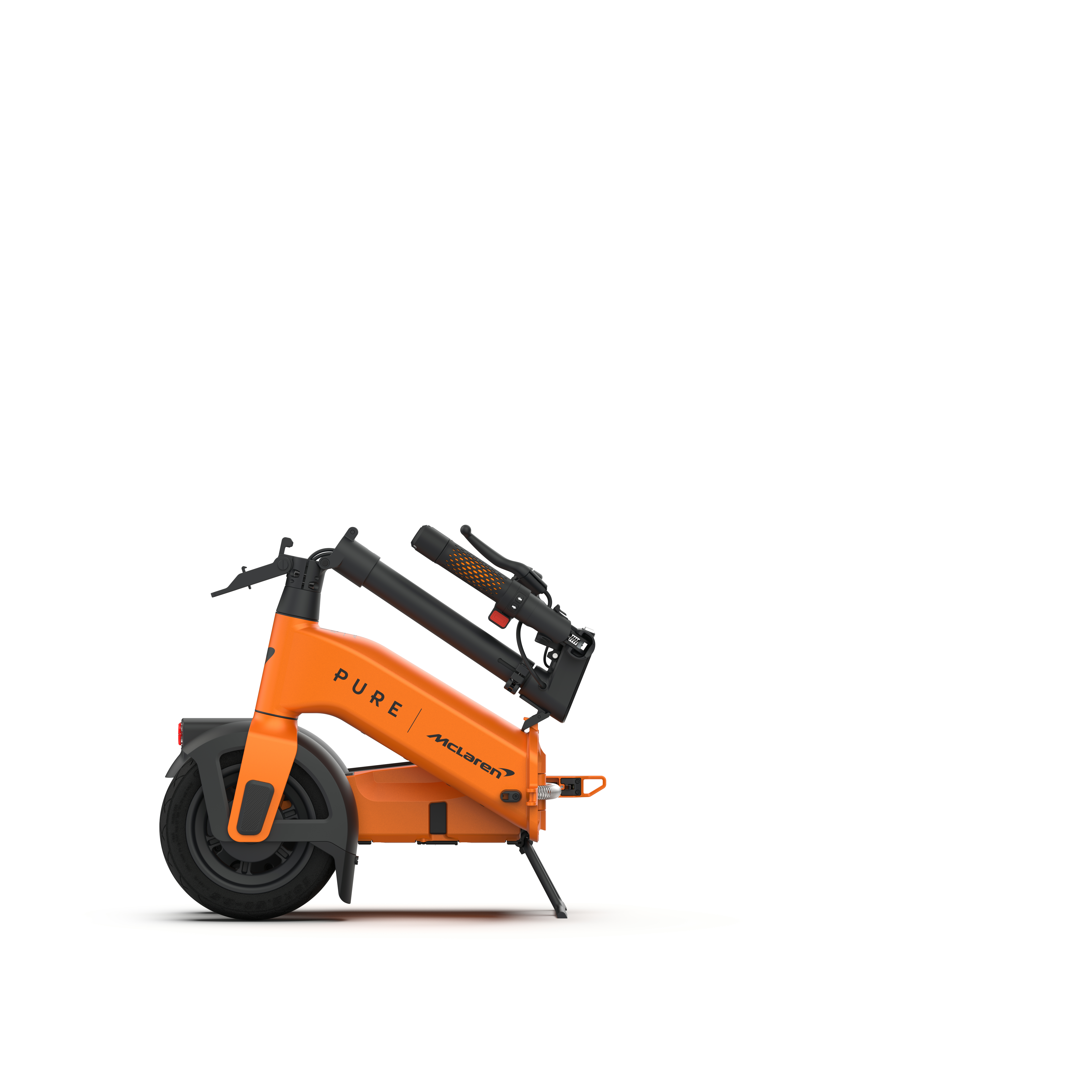Ein orangefarbener E-Scooter mit McLaren-Logo, zusammengeklappt, auf weißem Hintergrund.